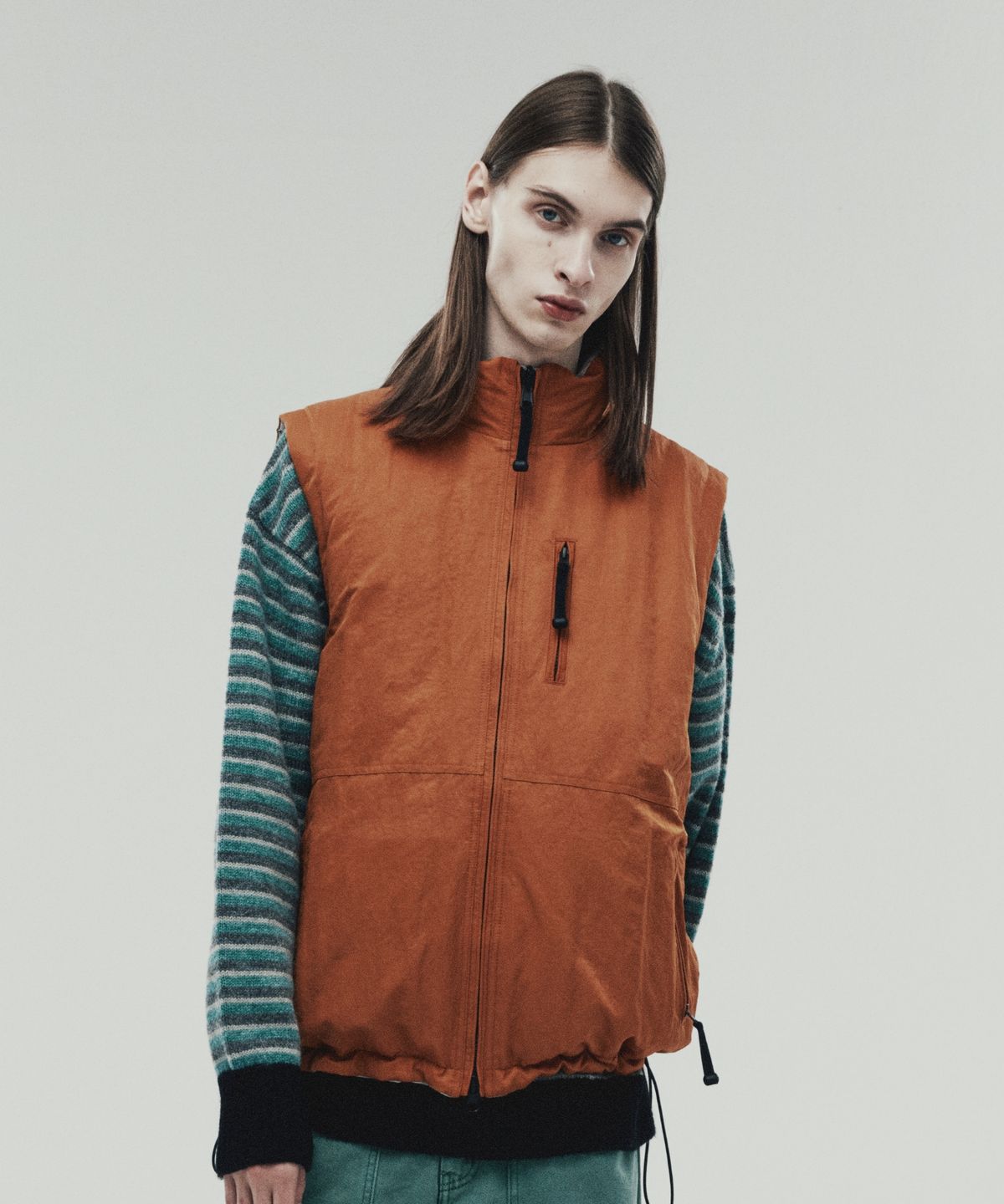 더바이닐하우스(THEVINYLHOUSE) REVERSIBLE PADDED VEST SAND (VH2DWUB990A)