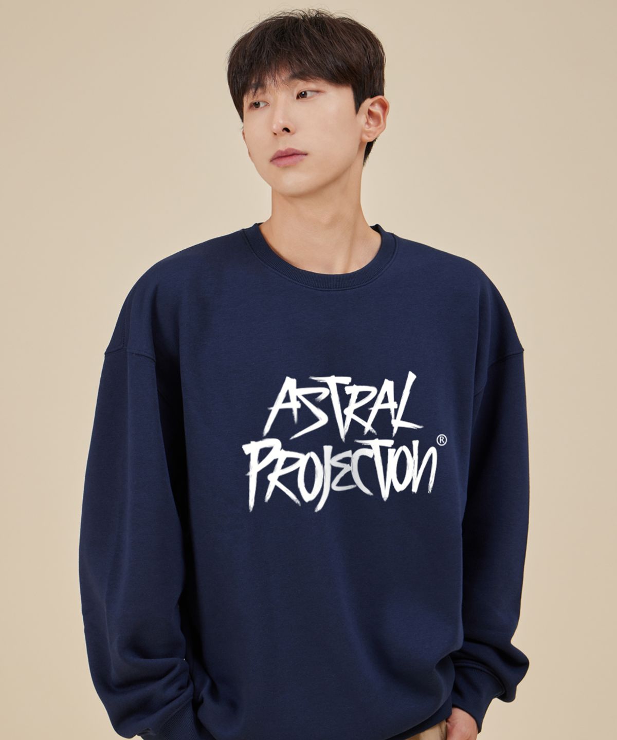아스트랄 프로젝션(ASTRAL PROJECTION) 그래피티 레터링 루즈핏 맨투맨_네이비