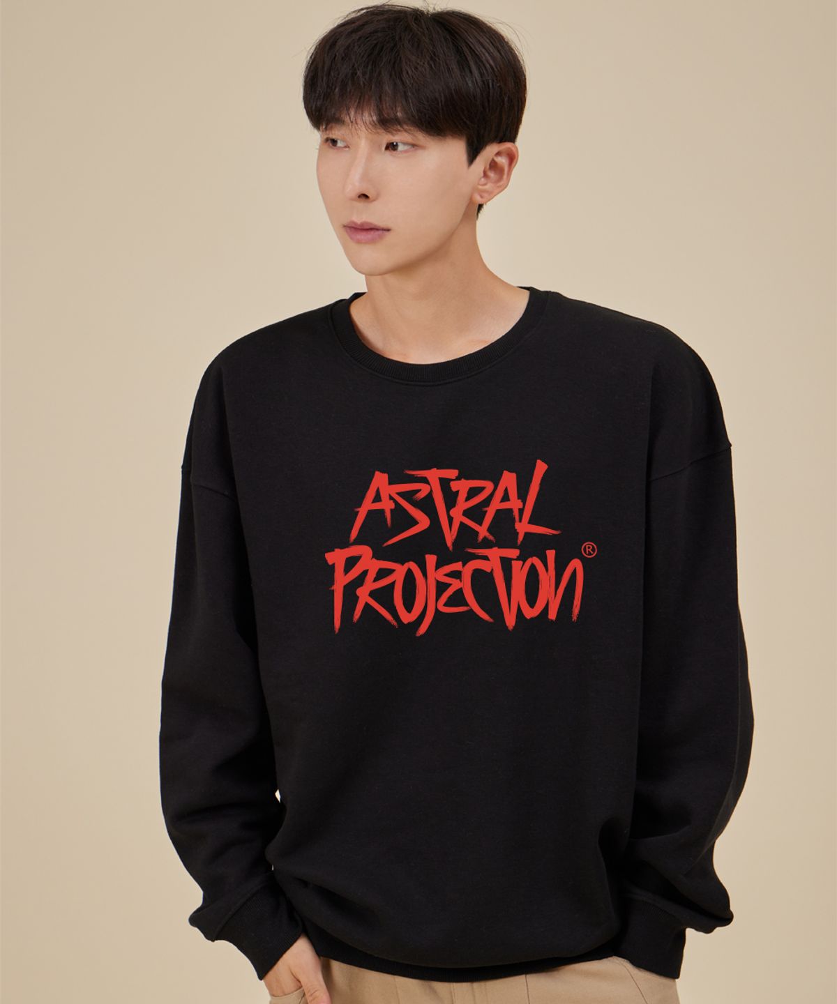 아스트랄 프로젝션(ASTRAL PROJECTION) 그래피티 레터링 루즈핏 맨투맨_블랙