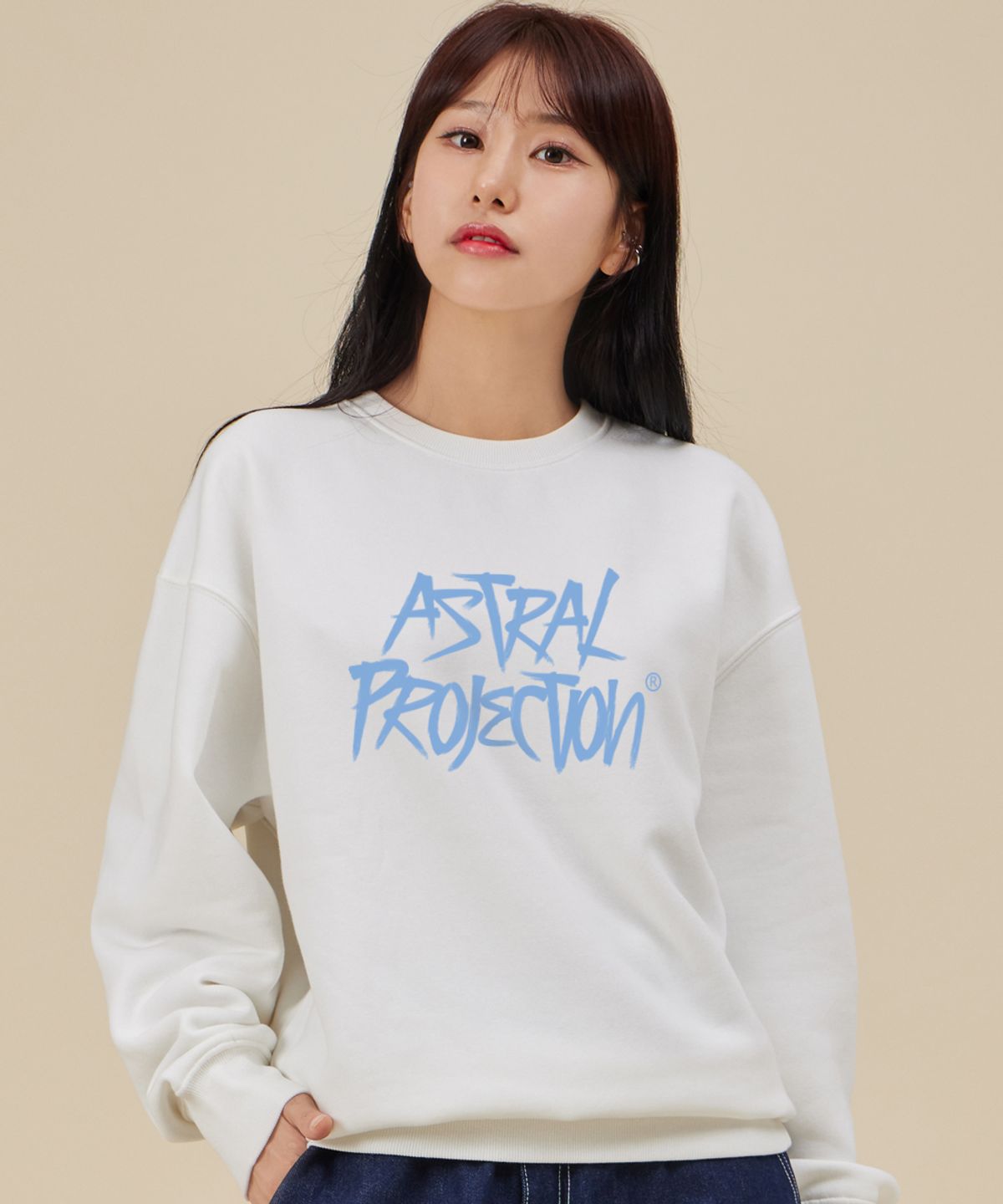 아스트랄 프로젝션(ASTRAL PROJECTION) 그래피티 레터링 루즈핏 맨투맨_화이트