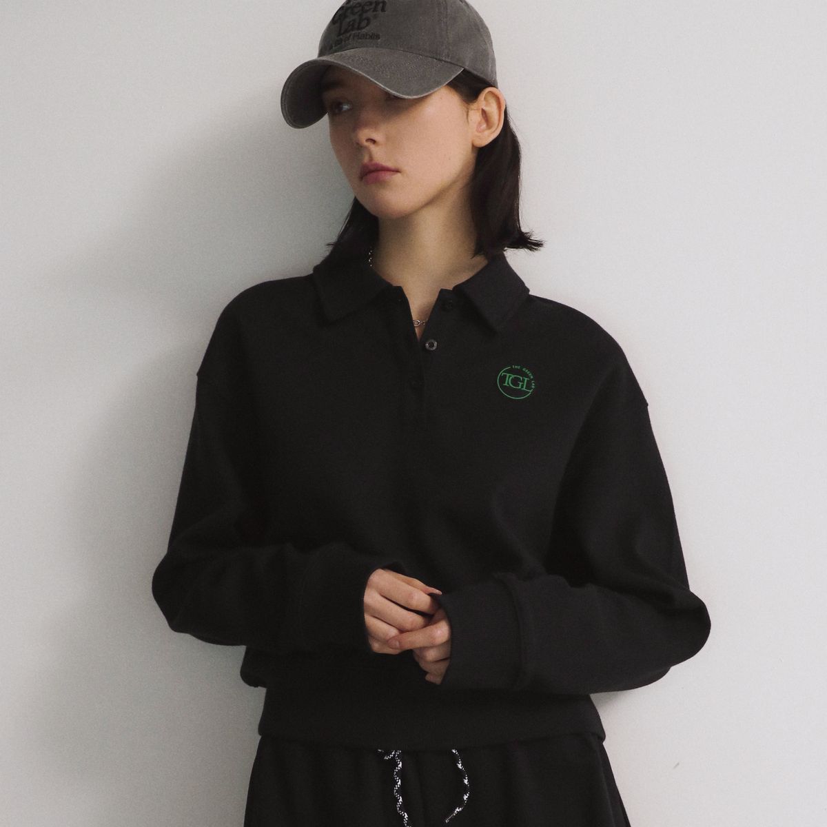 더그린랩(THE GREEN LAB) 폴로넥 크롭 스웻셔츠 [블랙]