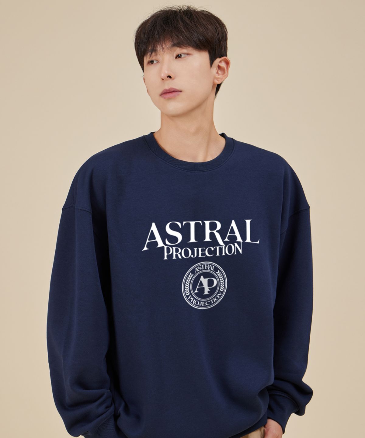 아스트랄 프로젝션(ASTRAL PROJECTION) 레터링 로고 엠블럼 루즈핏 맨투맨_네이비