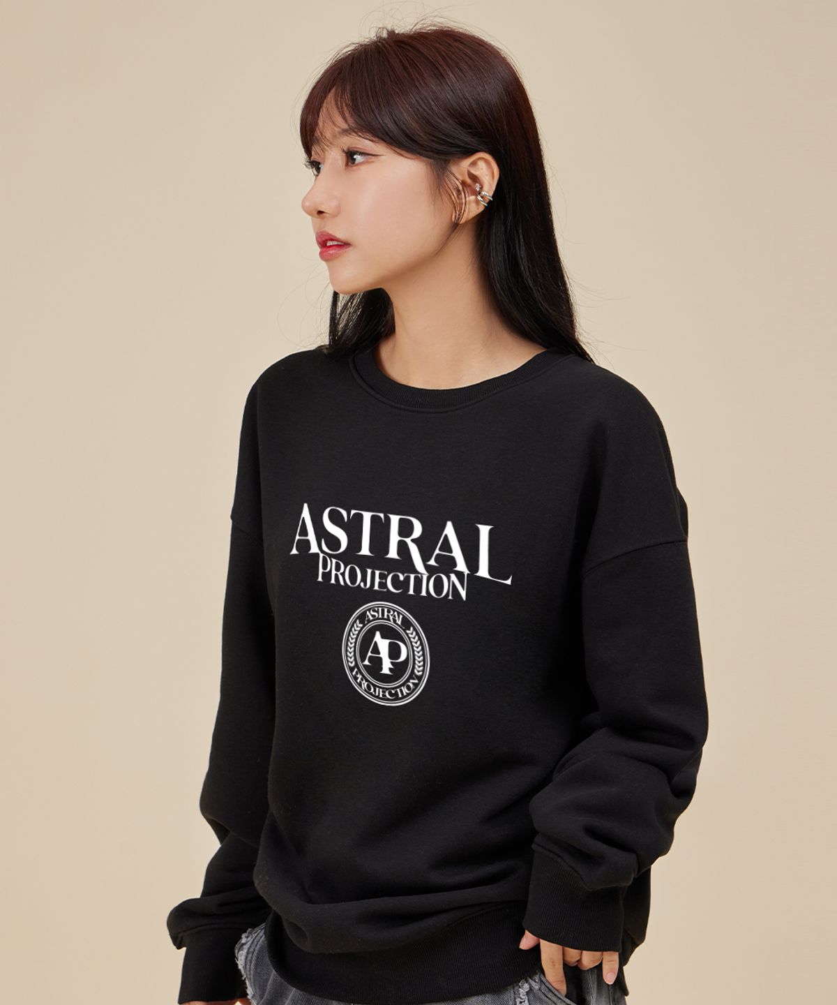 아스트랄 프로젝션(ASTRAL PROJECTION) 레터링 로고 엠블럼 루즈핏 맨투맨_블랙
