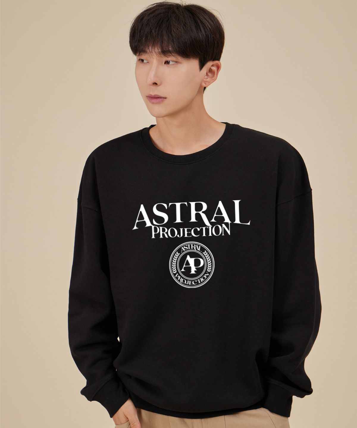 아스트랄 프로젝션(ASTRAL PROJECTION) 레터링 로고 엠블럼 루즈핏 맨투맨_블랙