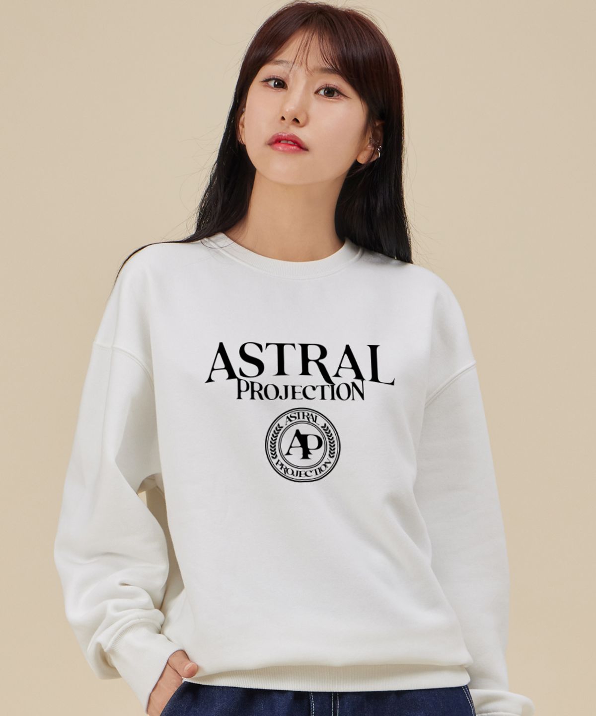 아스트랄 프로젝션(ASTRAL PROJECTION) 레터링 로고 엠블럼 루즈핏 맨투맨_화이트