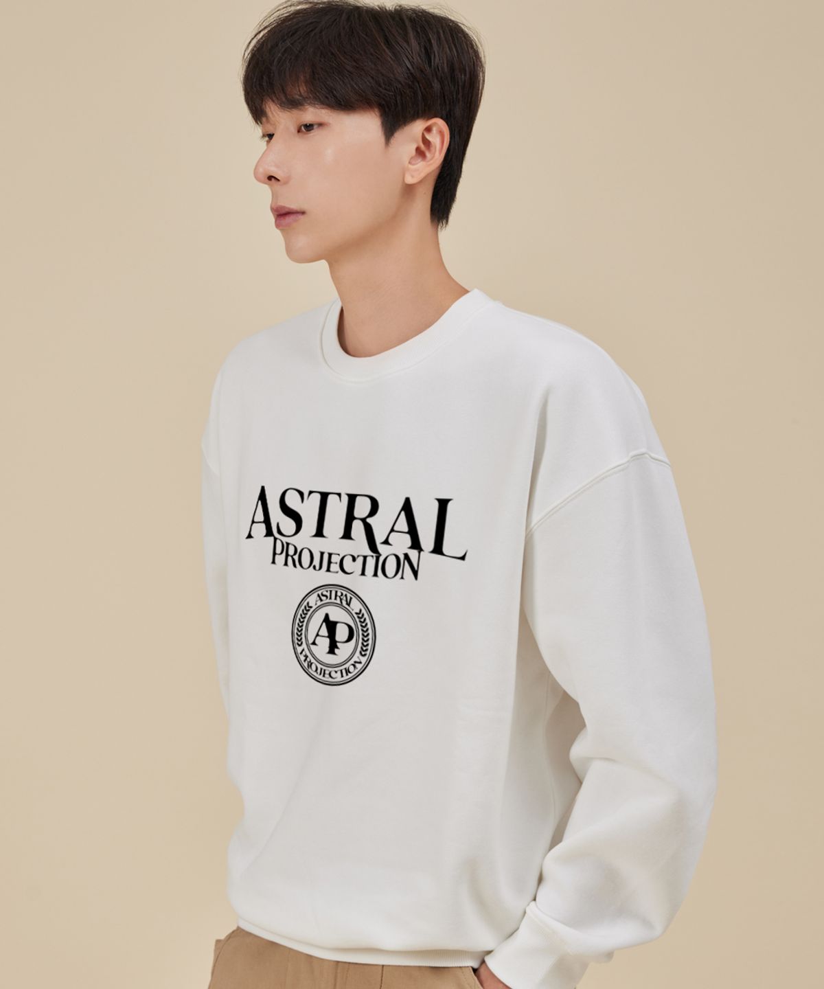 아스트랄 프로젝션(ASTRAL PROJECTION) 레터링 로고 엠블럼 루즈핏 맨투맨_화이트
