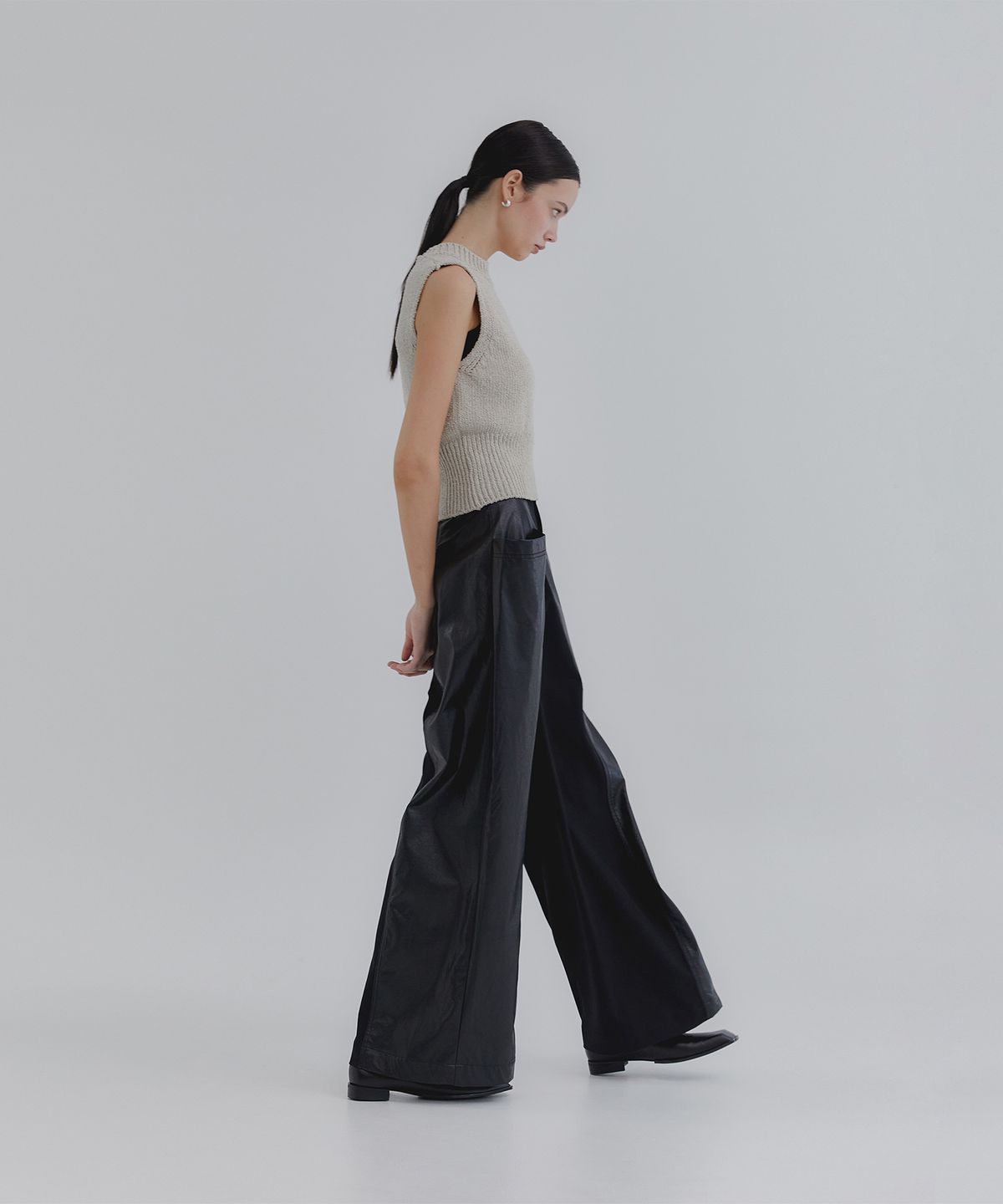 트리밍버드(TREEMINGBIRD) Cutting Line Faux Leather Pants [ Black ]