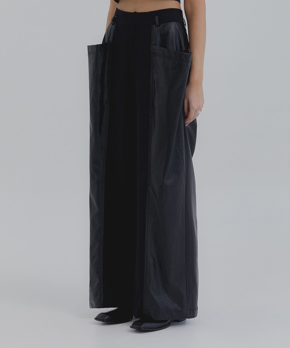 트리밍버드(TREEMINGBIRD) Cutting Line Faux Leather Pants [ Black ]