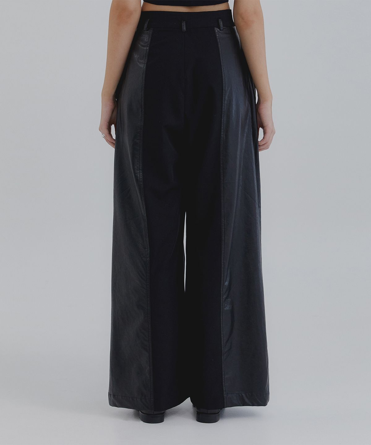 트리밍버드(TREEMINGBIRD) Cutting Line Faux Leather Pants [ Black ]