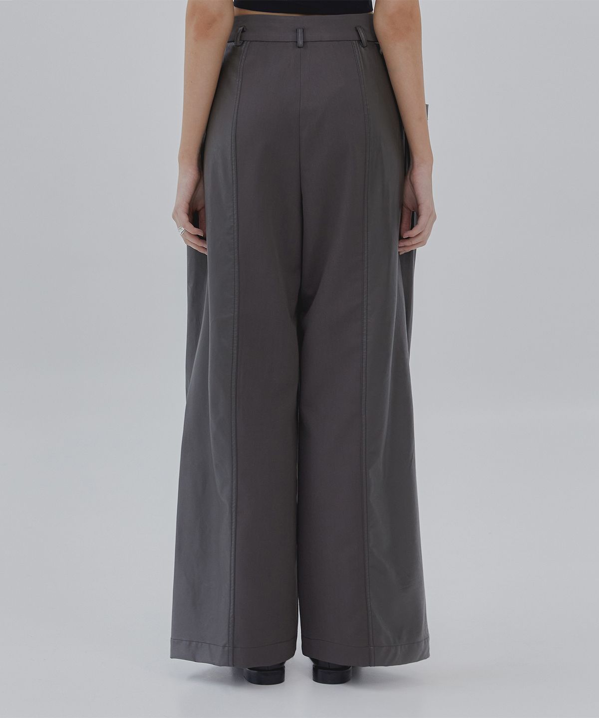 트리밍버드(TREEMINGBIRD) Cutting Line Faux Leather Pants [ Charcoal ]