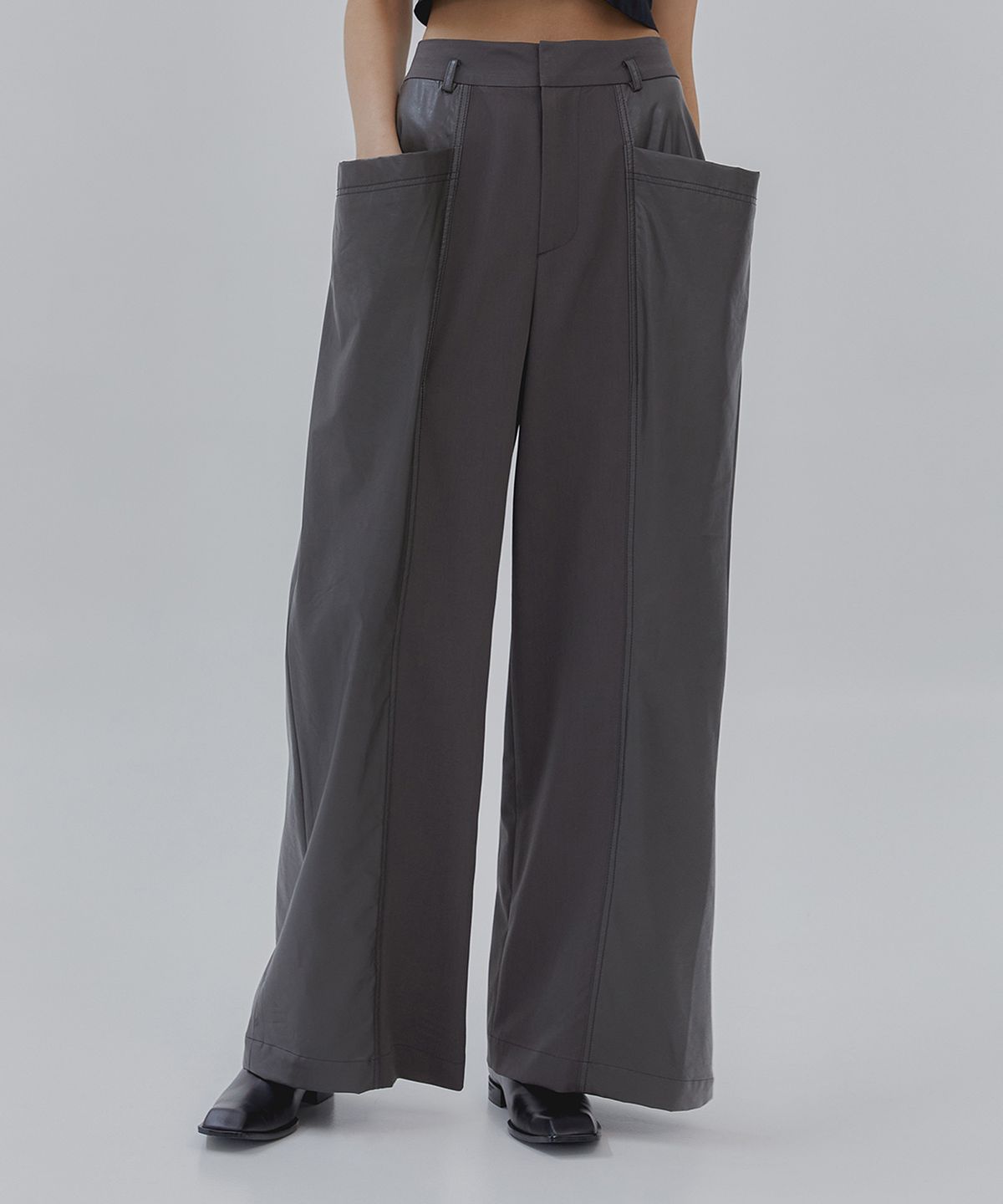 트리밍버드(TREEMINGBIRD) Cutting Line Faux Leather Pants [ Charcoal ]