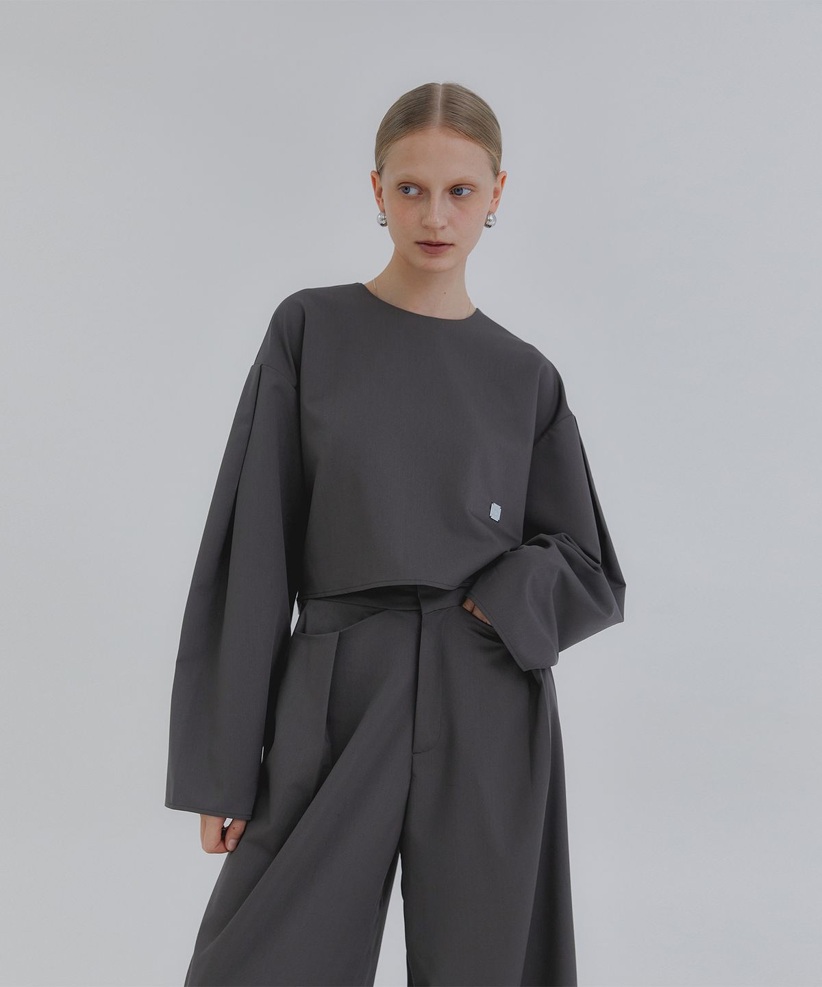 트리밍버드(TREEMINGBIRD) Crop Pintuck Set-up Blouse [ Charcoal Brown ]