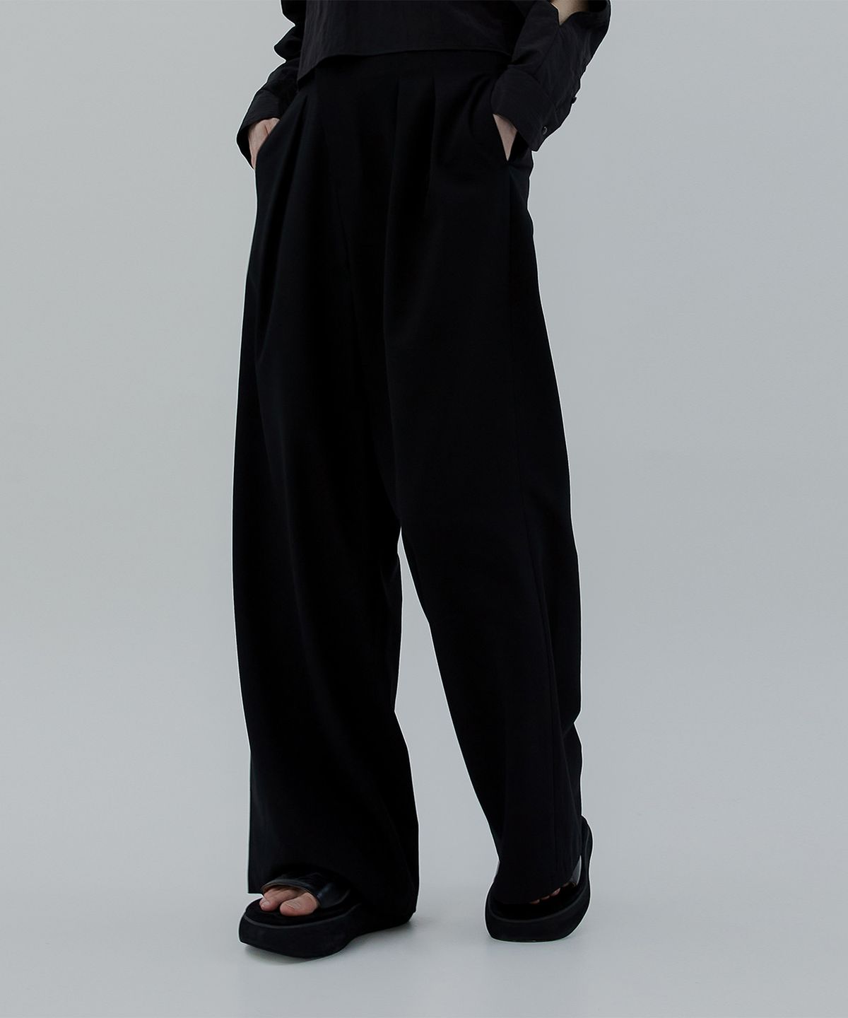트리밍버드(TREEMINGBIRD) Oblique Fly Pintuck Trouser [ Black ]