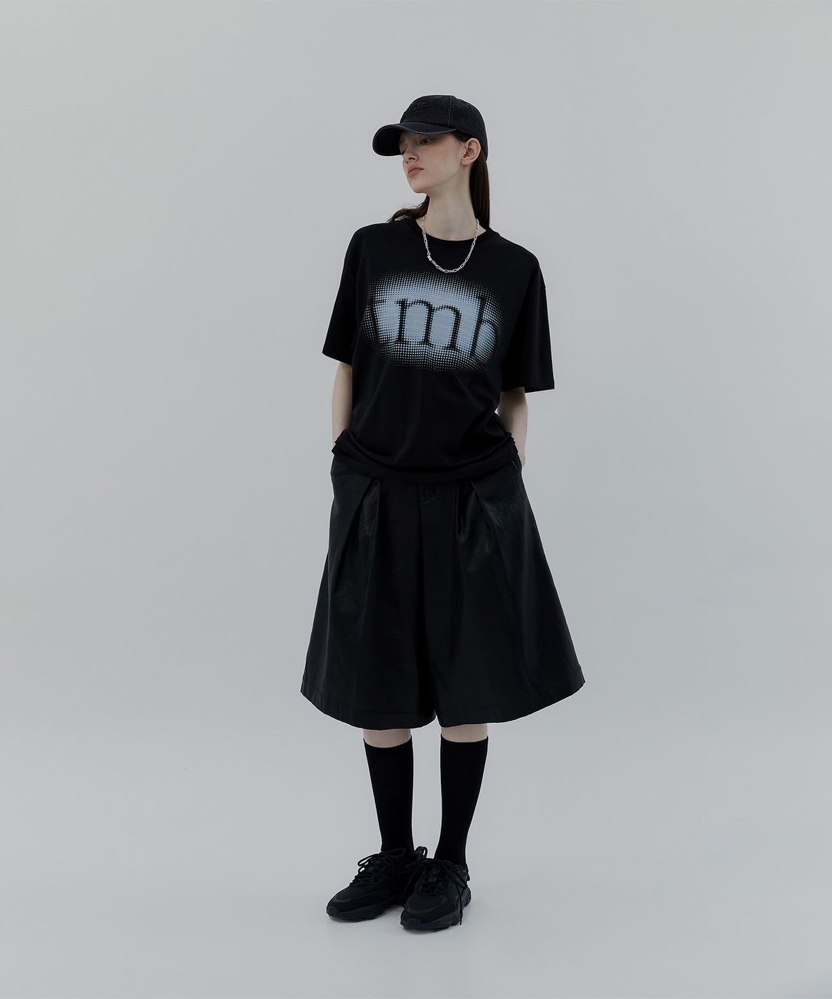 트리밍버드(TREEMINGBIRD) Curve Line Half Pants [ Black ]