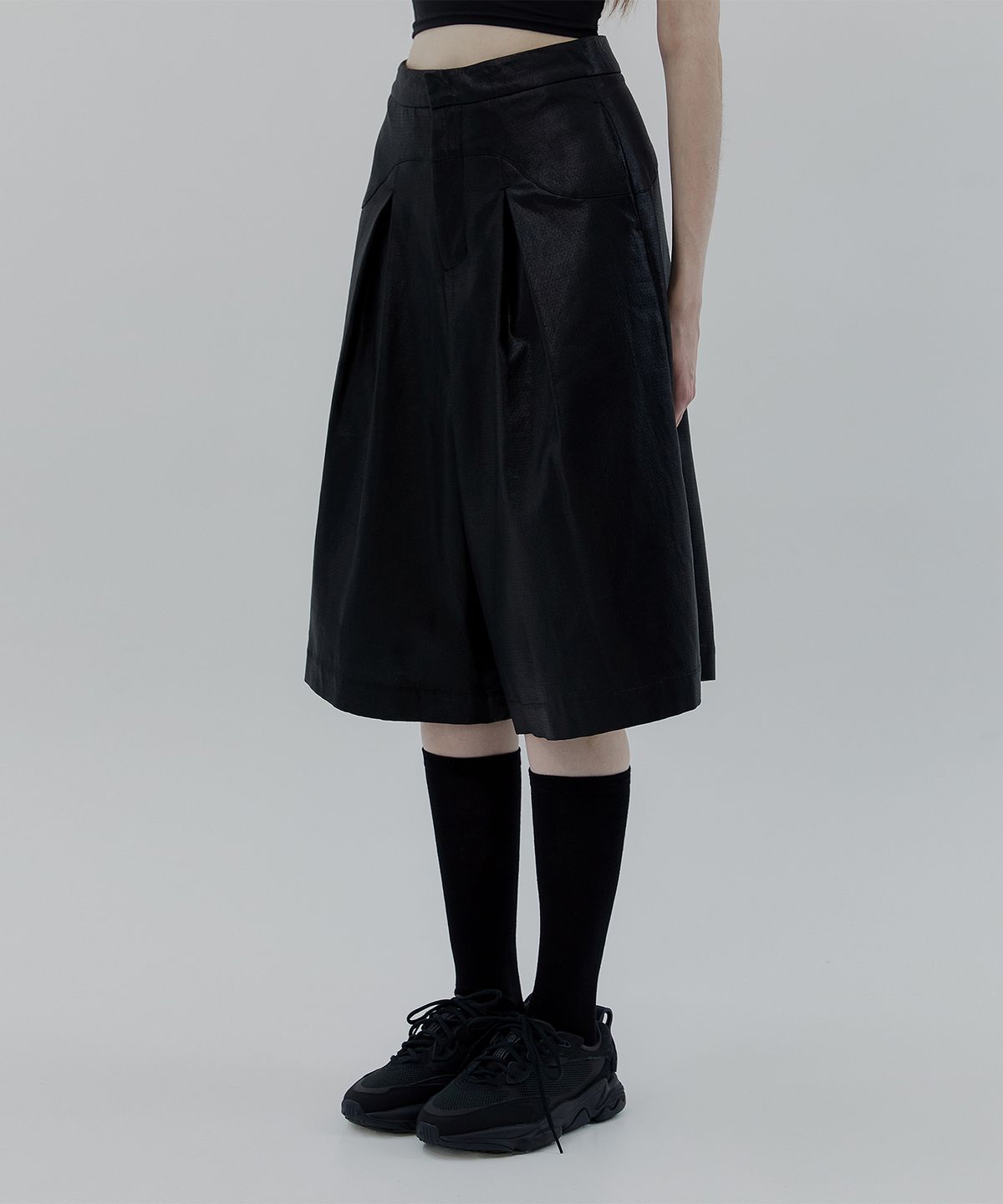 트리밍버드(TREEMINGBIRD) Curve Line Half Pants [ Black ]