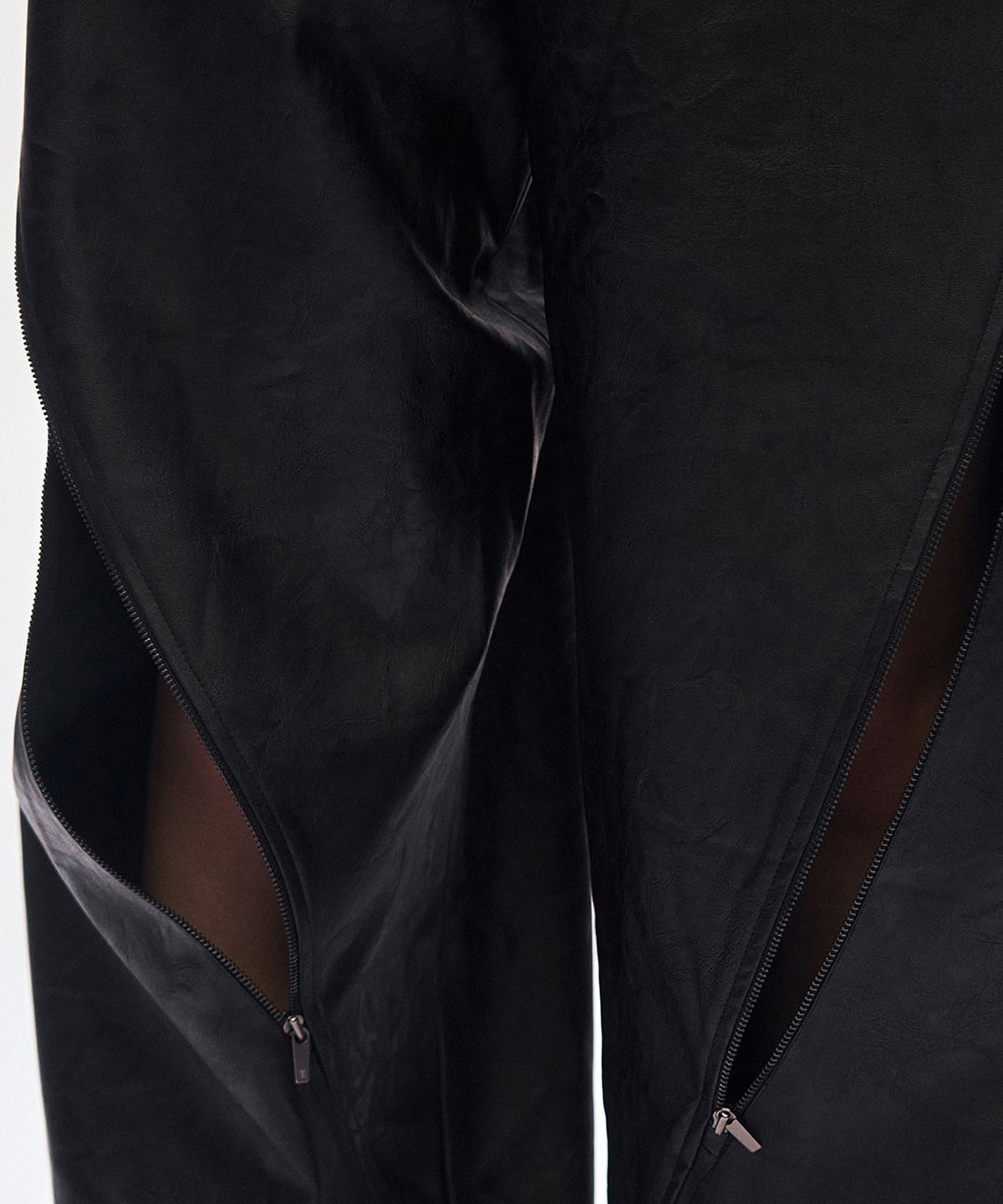 트리밍버드(TREEMINGBIRD) Oblique Zipper Leather Set-up Pants [ Black ]