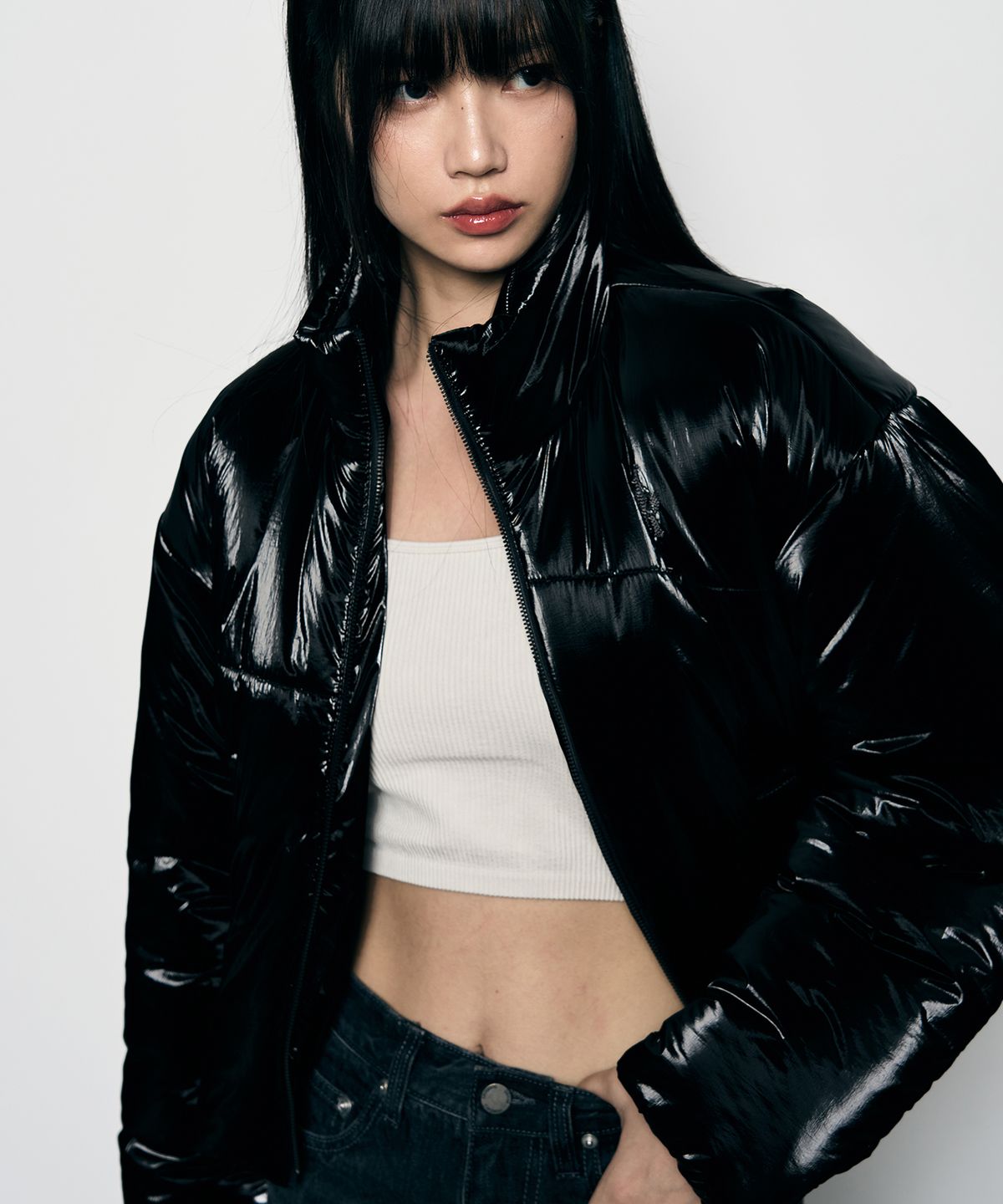 레더리(LEATHERY) 크룩키드 스티치 크롭 푸퍼 자켓 [GLOSSY BK]