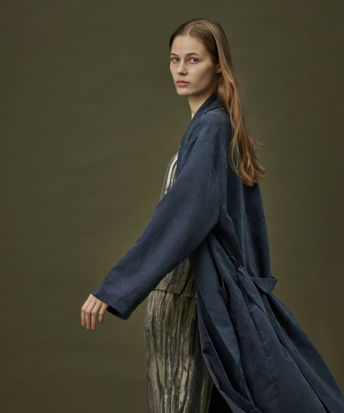 아템포(ATEMPO) CLASSIC SUEDE LONG ROBE_navy (women)