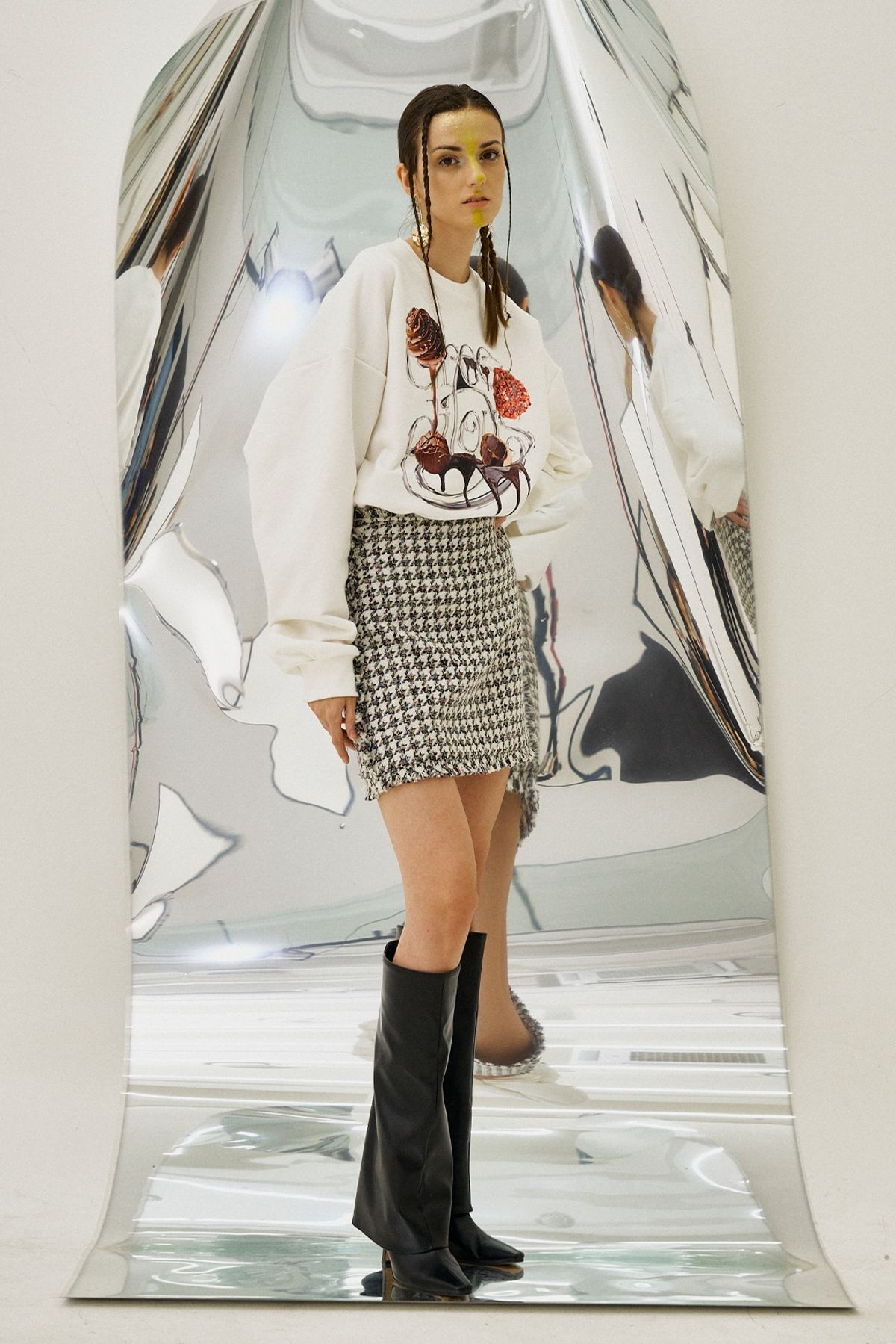 그리디어스(GREEDILOUS) Silver Logo Motif Sweater Top White