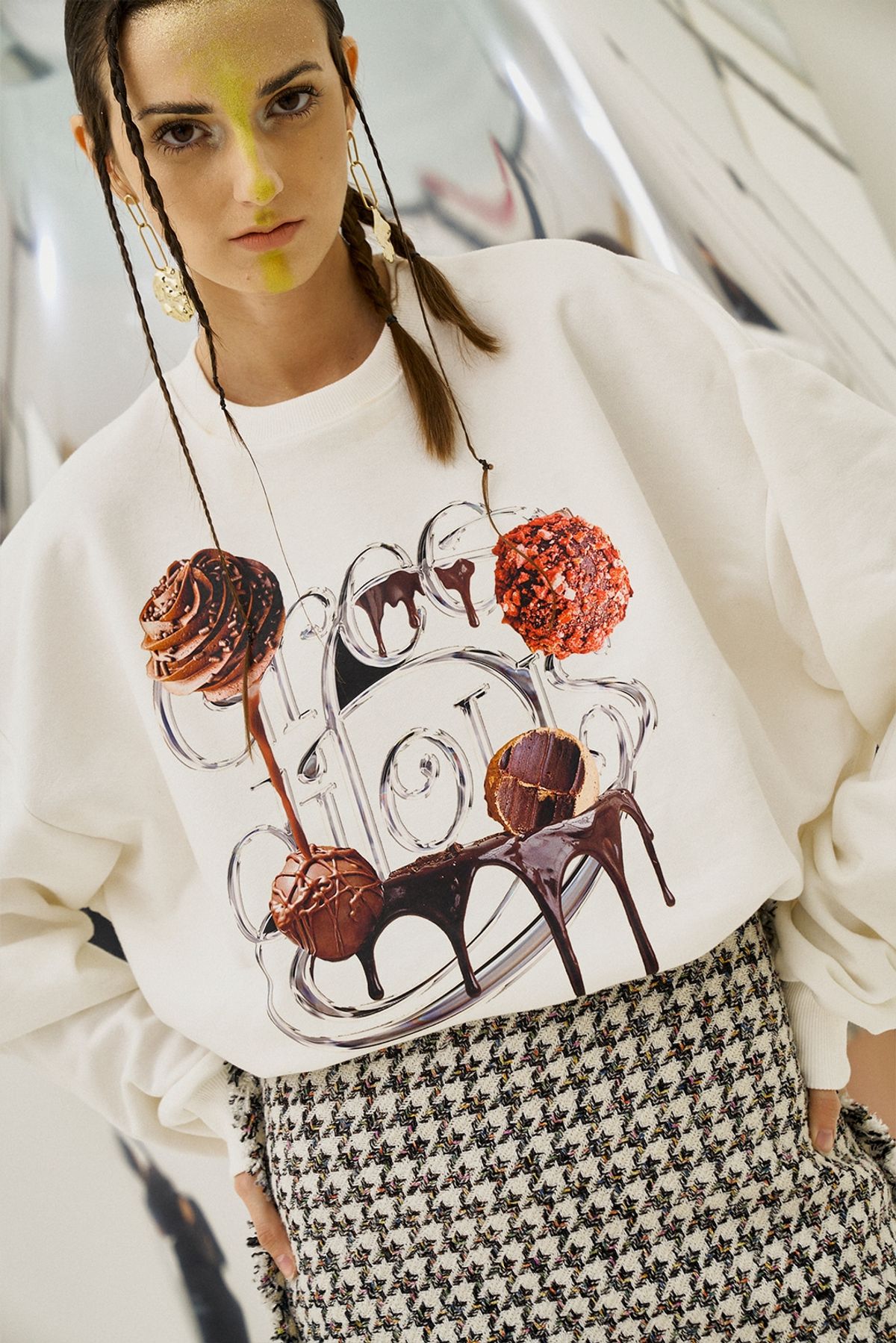 그리디어스(GREEDILOUS) Silver Logo Motif Sweater Top White