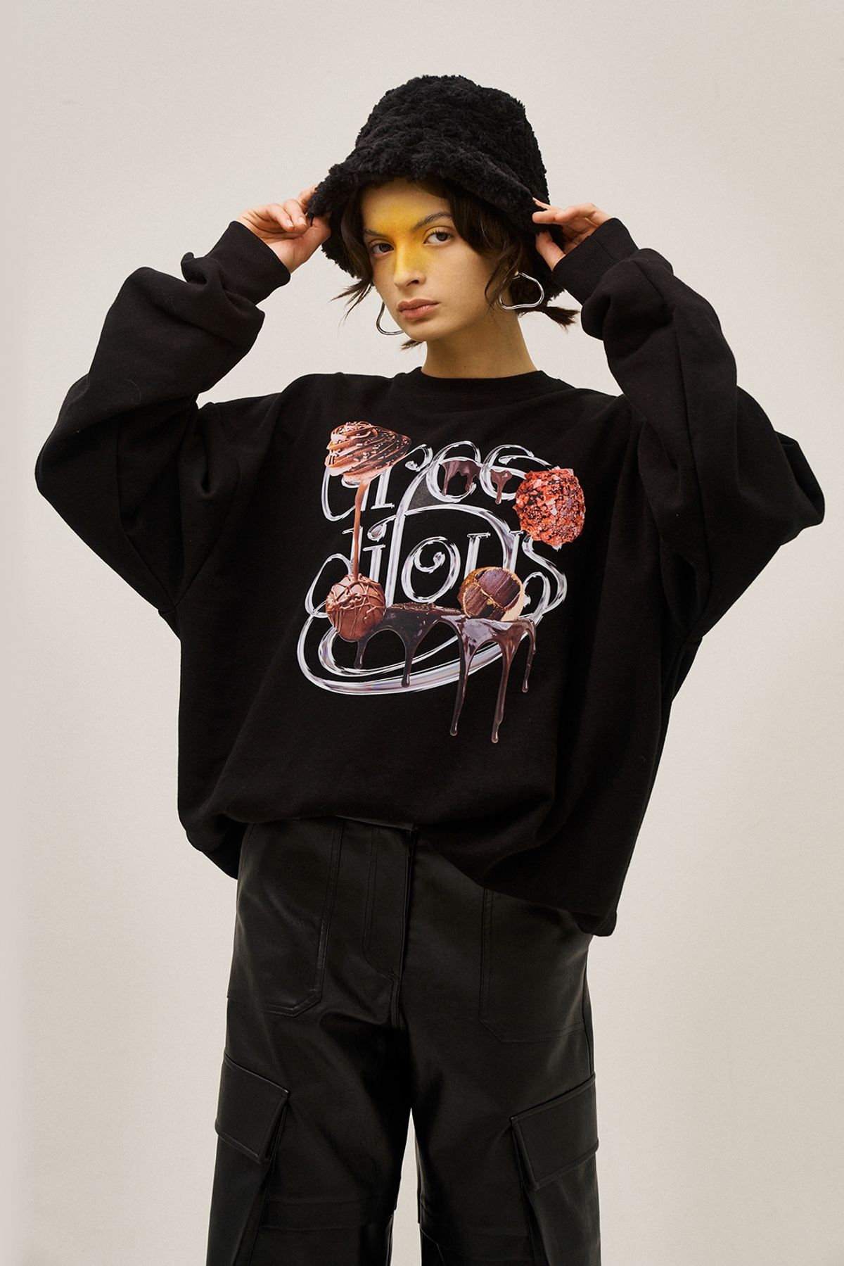 그리디어스(GREEDILOUS) Silver Logo Motif Sweater Top Black