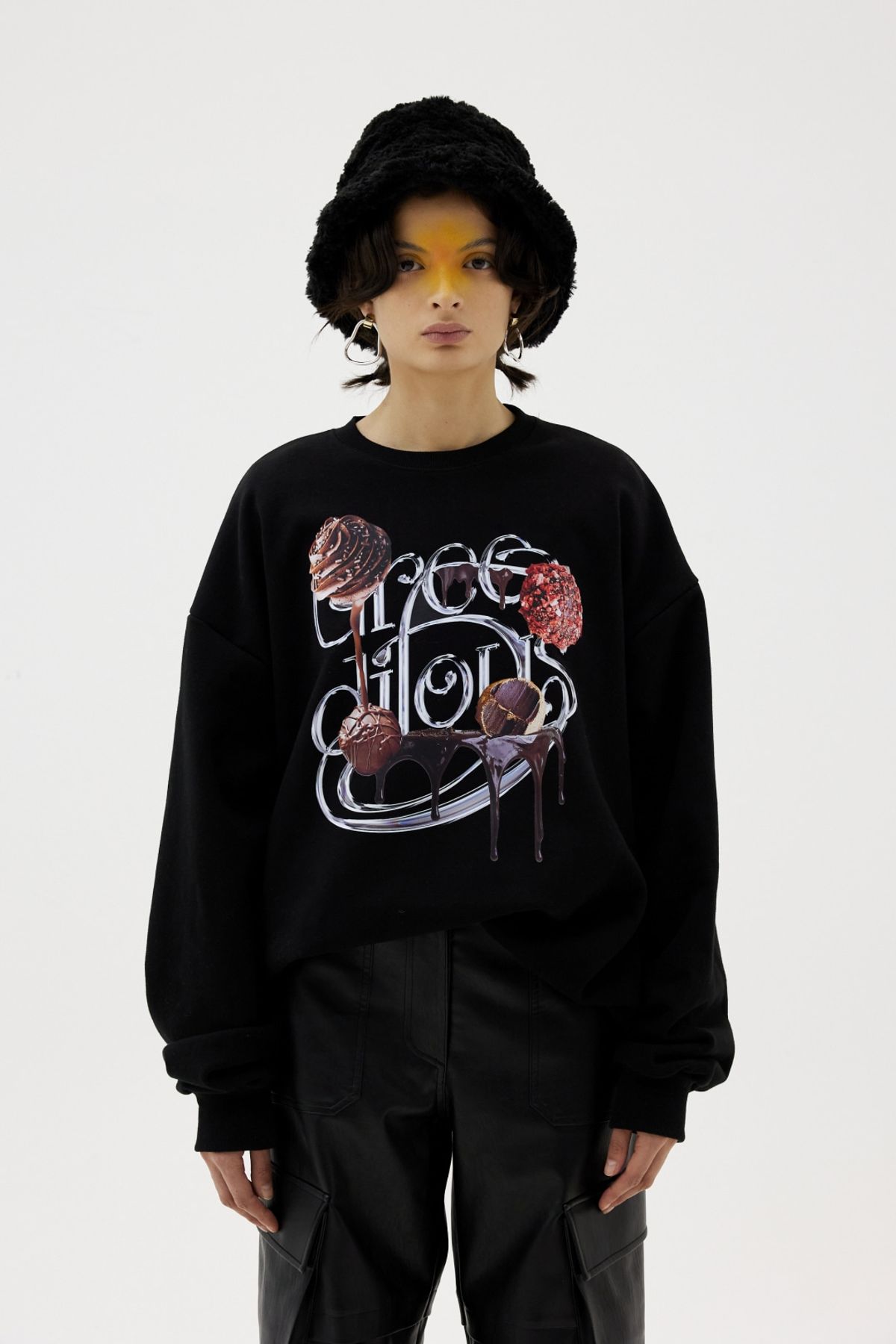 그리디어스(GREEDILOUS) Silver Logo Motif Sweater Top Black