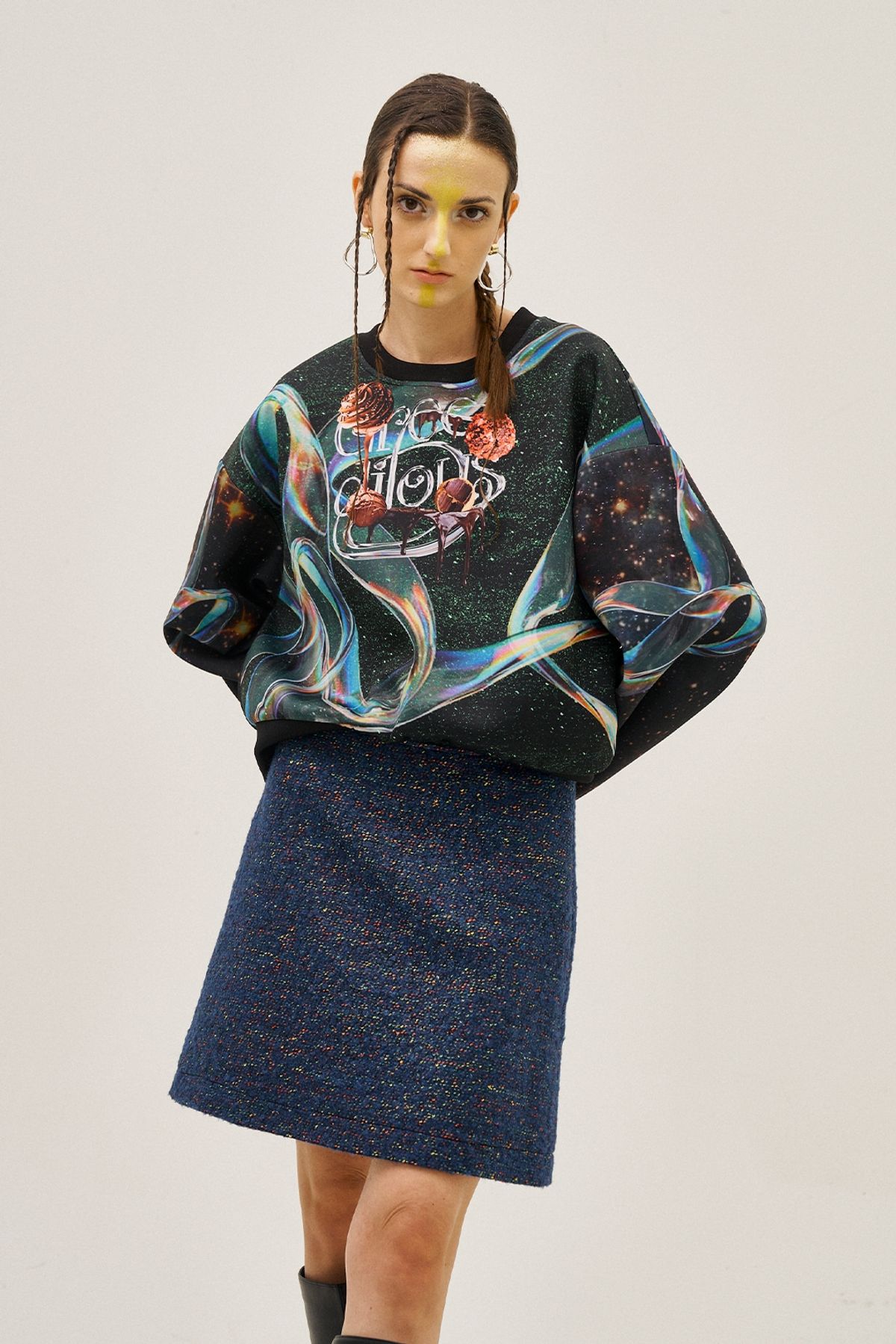그리디어스(GREEDILOUS) Aurora Logo Motif Loose Sweater