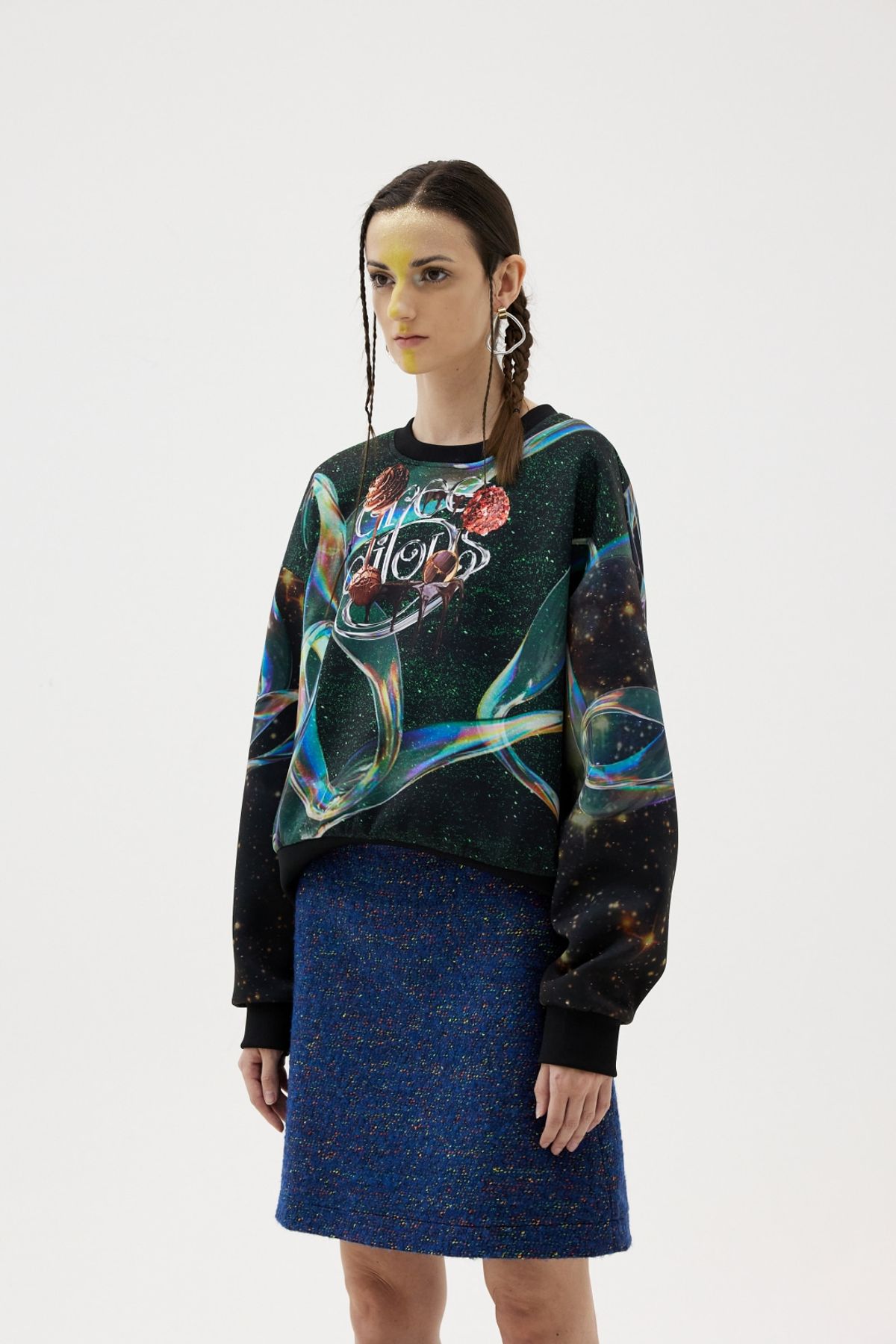 그리디어스(GREEDILOUS) Aurora Logo Motif Loose Sweater