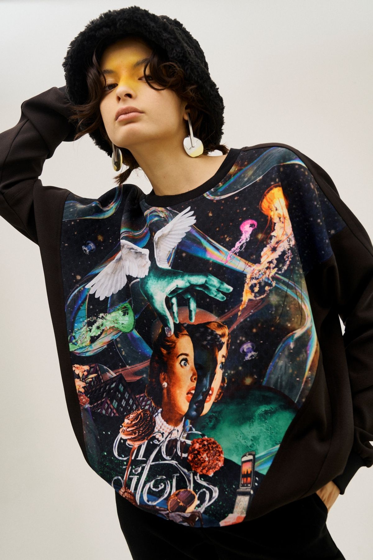 그리디어스(GREEDILOUS) Girl Face  Loose Sweater Top