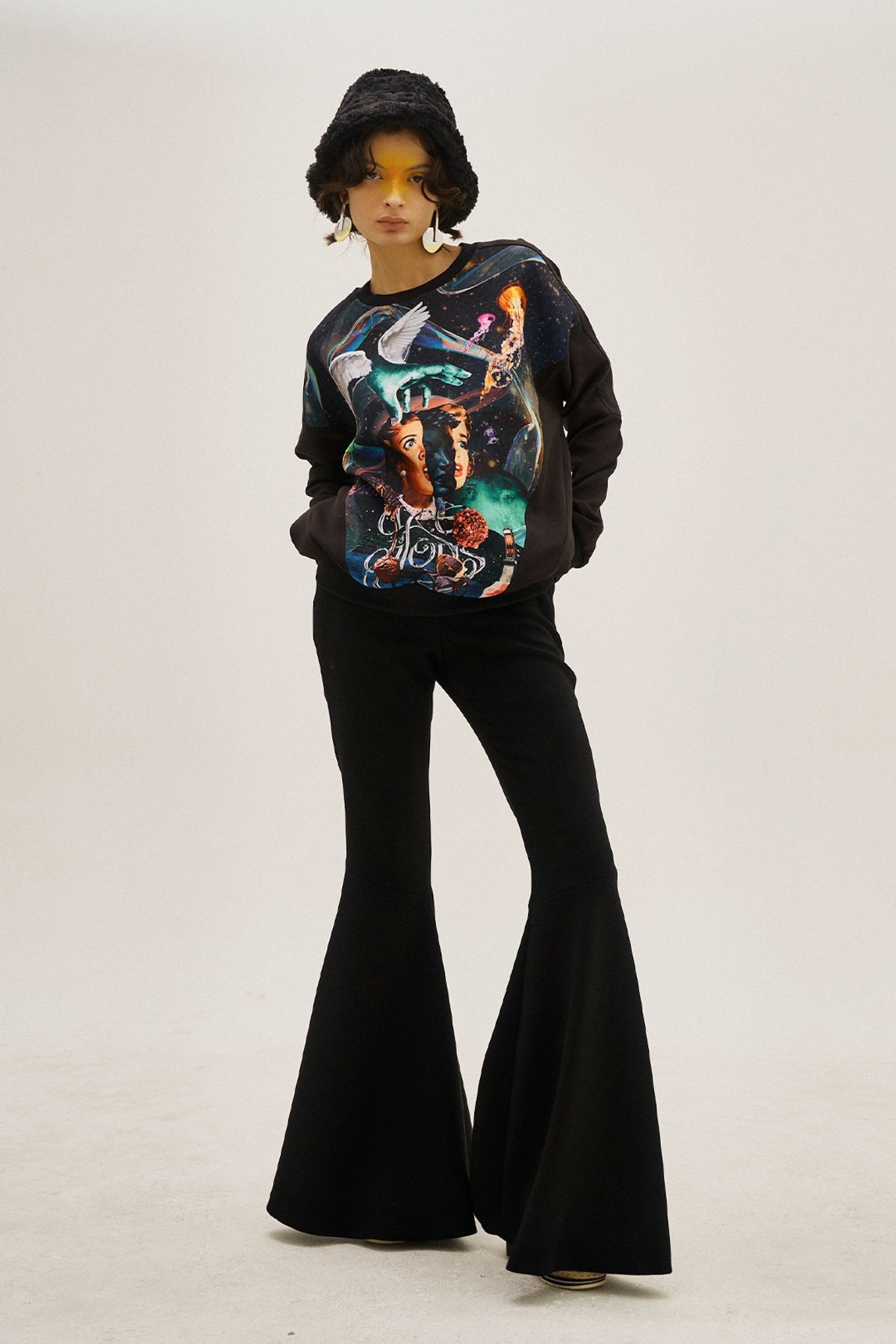 그리디어스(GREEDILOUS) Girl Face  Loose Sweater Top
