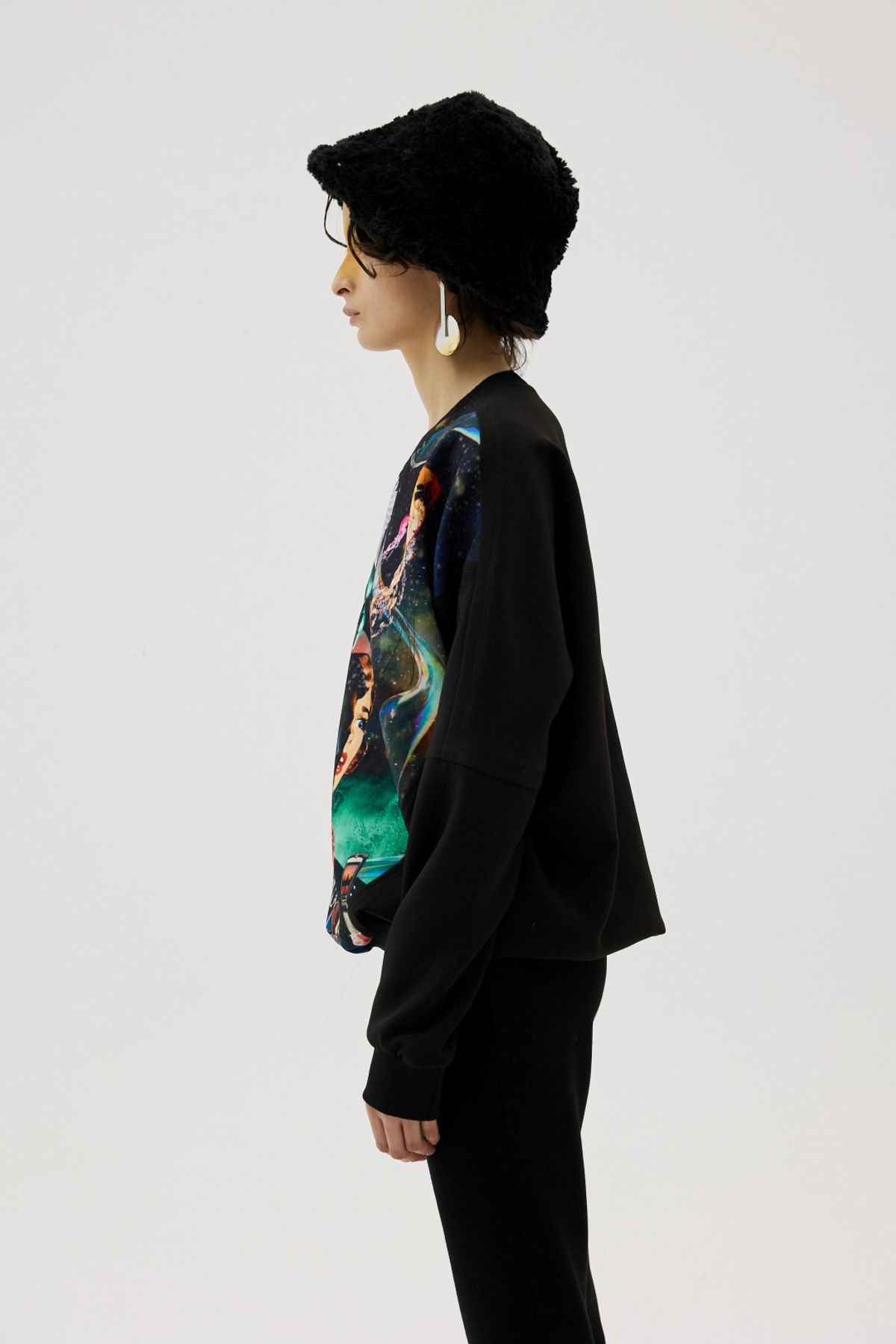 그리디어스(GREEDILOUS) Girl Face  Loose Sweater Top
