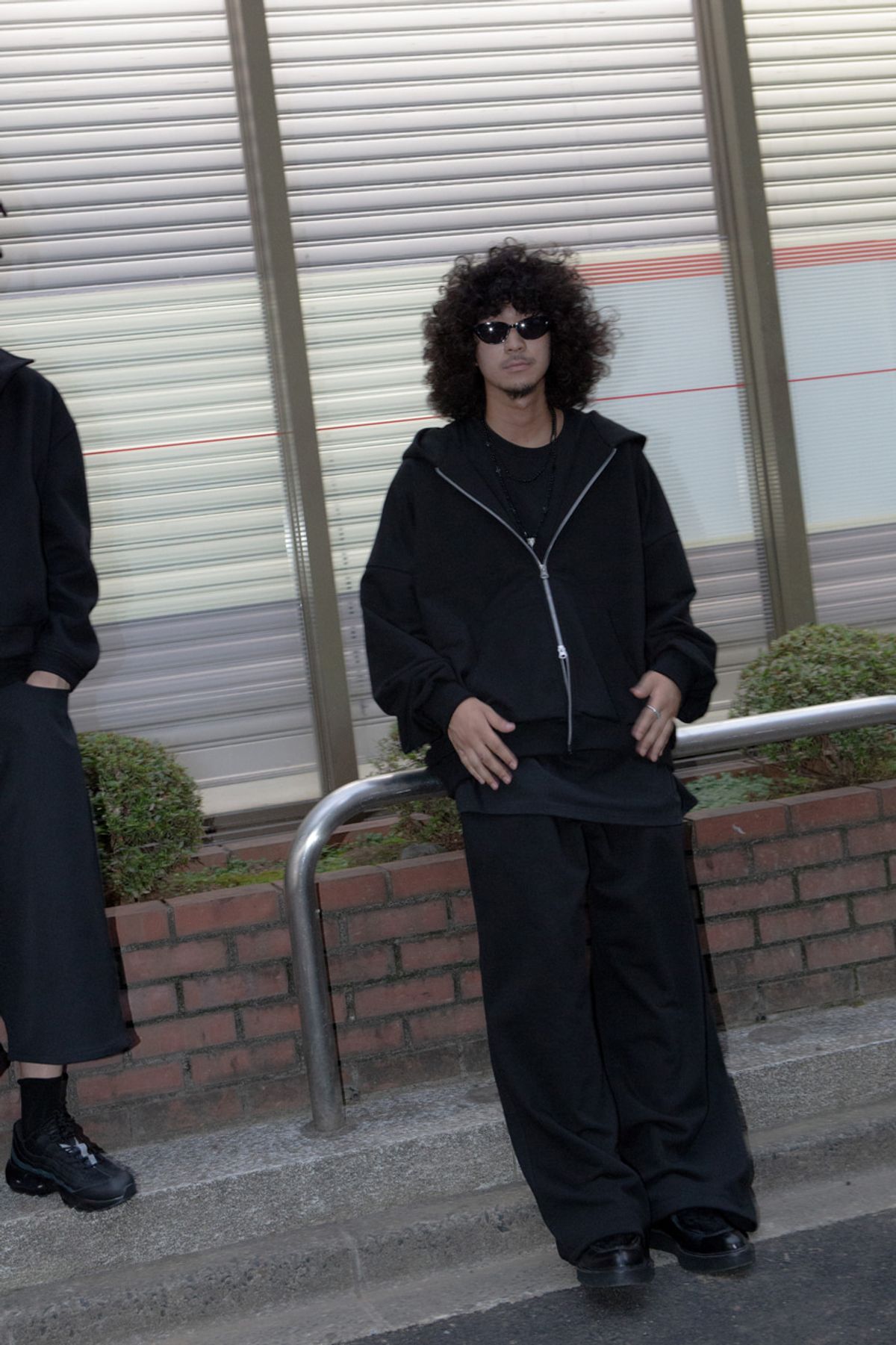 고저(GOZER) WIDE TRAINER SWEAT PANTS_BLACK