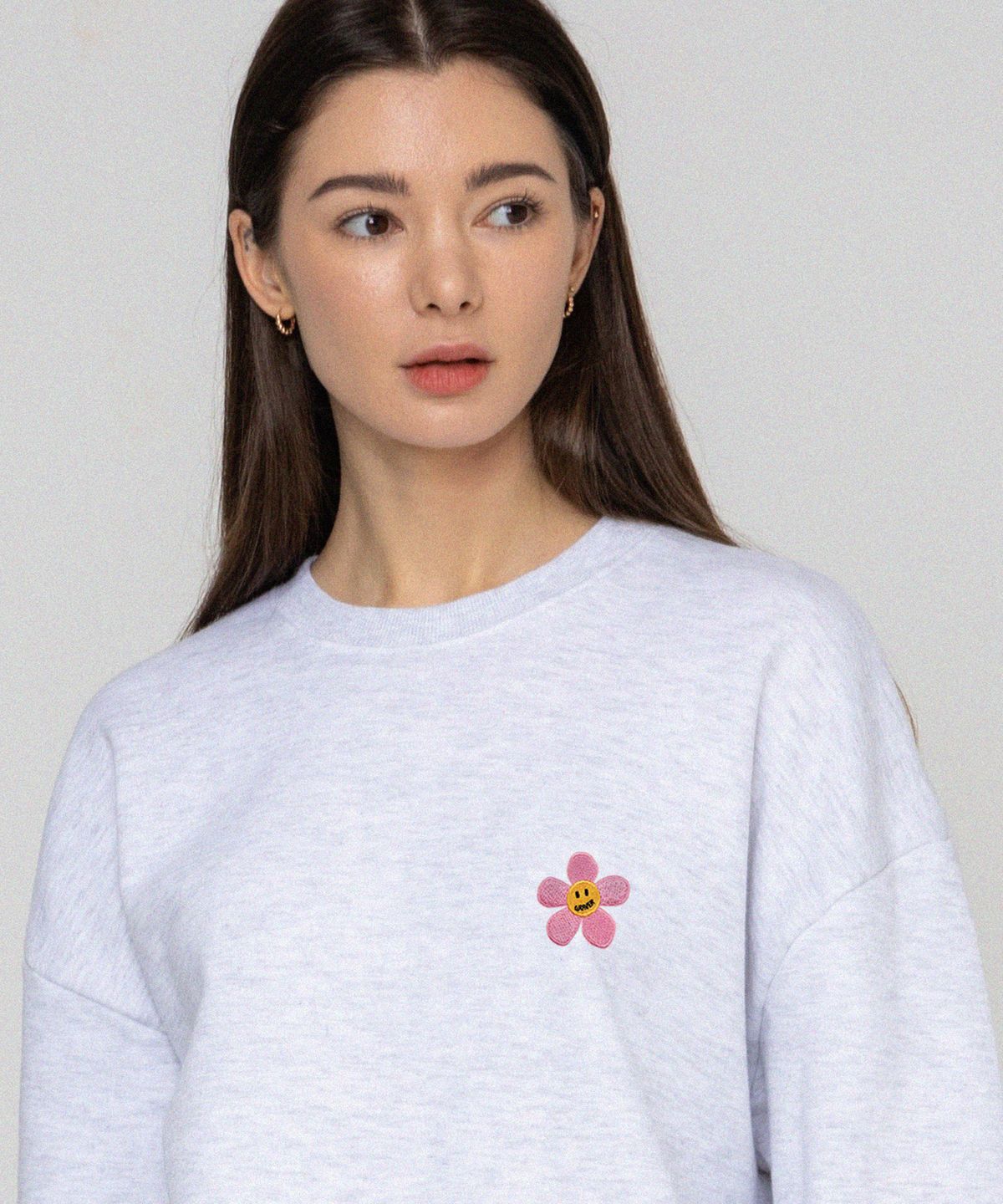 그레이버(GRAVER) [UNISEX]핑크 플라워도트 자수 맨투맨_멜란지화이트