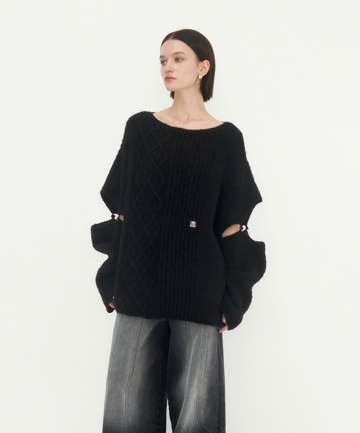 트리밍버드(TREEMINGBIRD) Sleeve Slit Boat Neck Knit [ Black ]