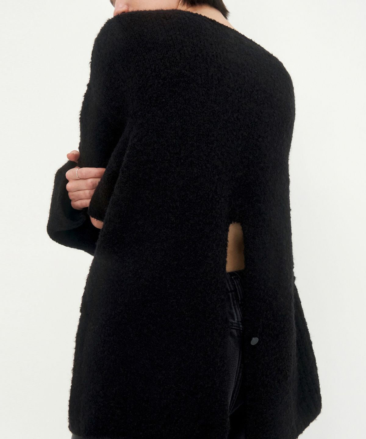 트리밍버드(TREEMINGBIRD) Sleeve Slit Boat Neck Knit [ Black ]