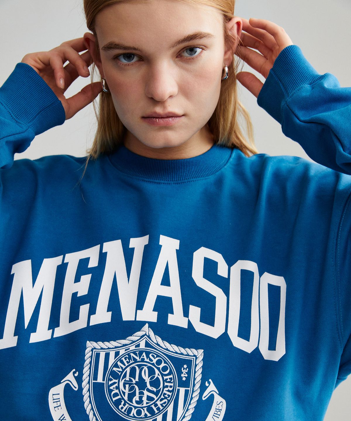 미나수(MENASOO) UNISEX CLASSIC EMBLEM SWEATSHIRT_BLUE