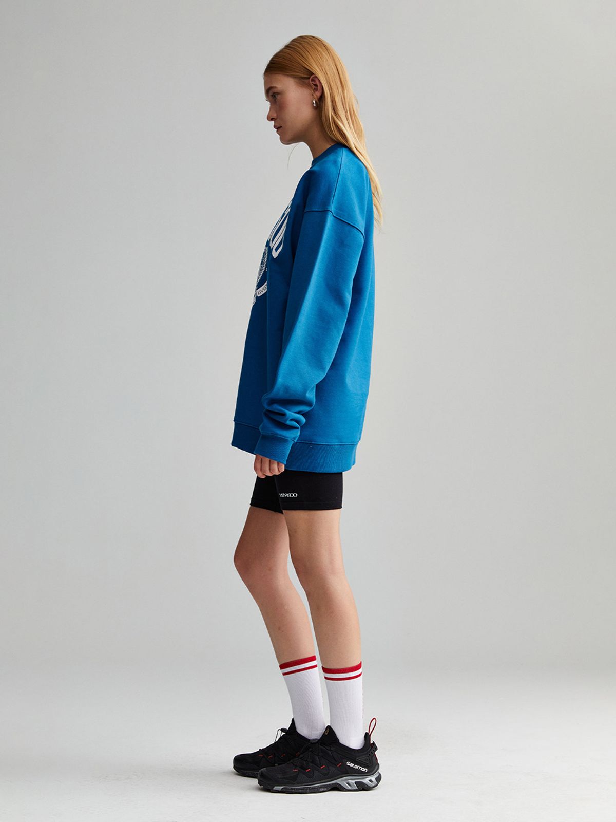 미나수(MENASOO) UNISEX CLASSIC EMBLEM SWEATSHIRT_BLUE