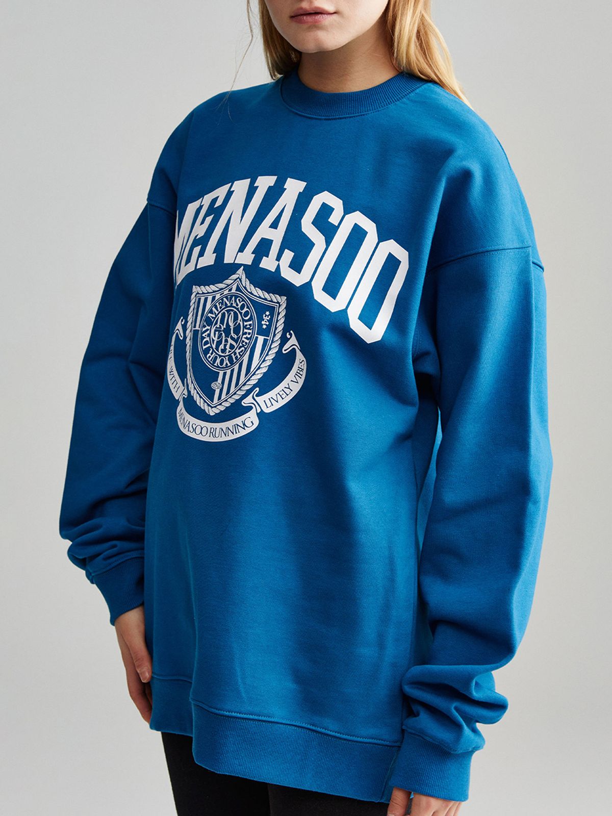 미나수(MENASOO) UNISEX CLASSIC EMBLEM SWEATSHIRT_BLUE