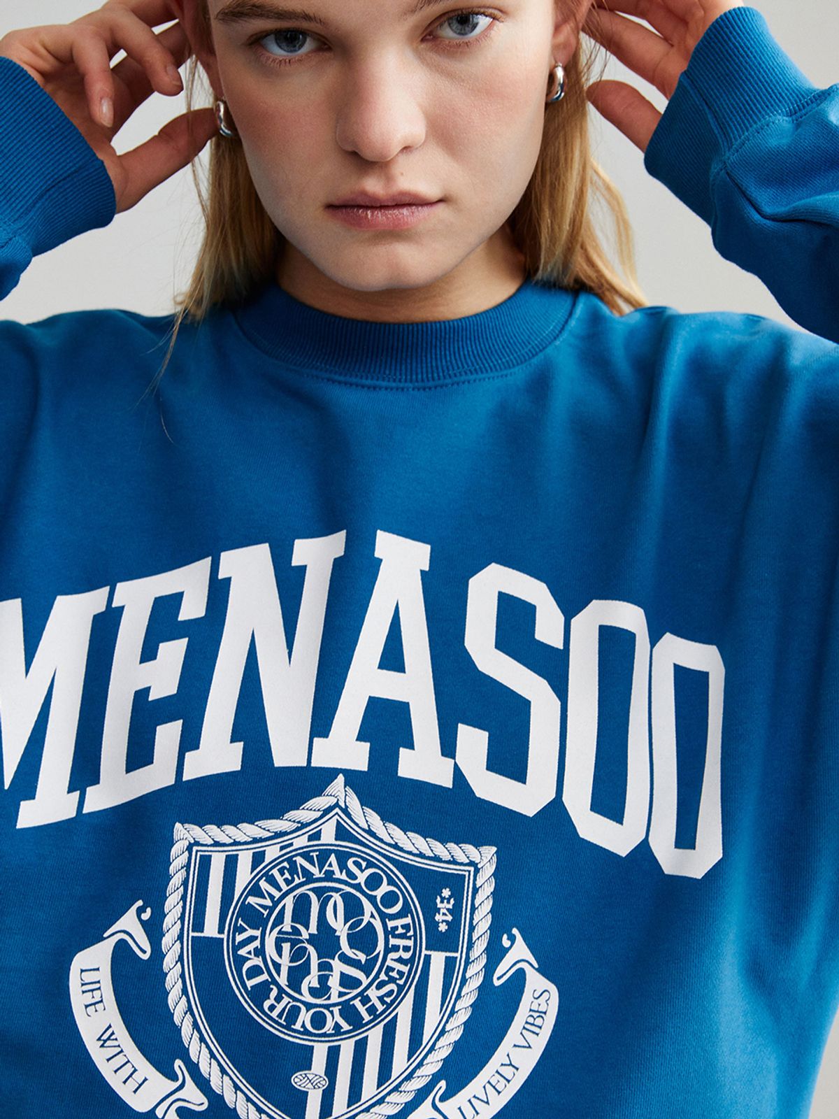 미나수(MENASOO) UNISEX CLASSIC EMBLEM SWEATSHIRT_BLUE