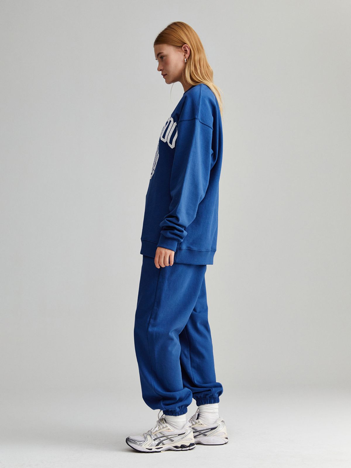 미나수(MENASOO) UNISEX CLASSIC EMBLEM SWEATSHIRT_NAVY
