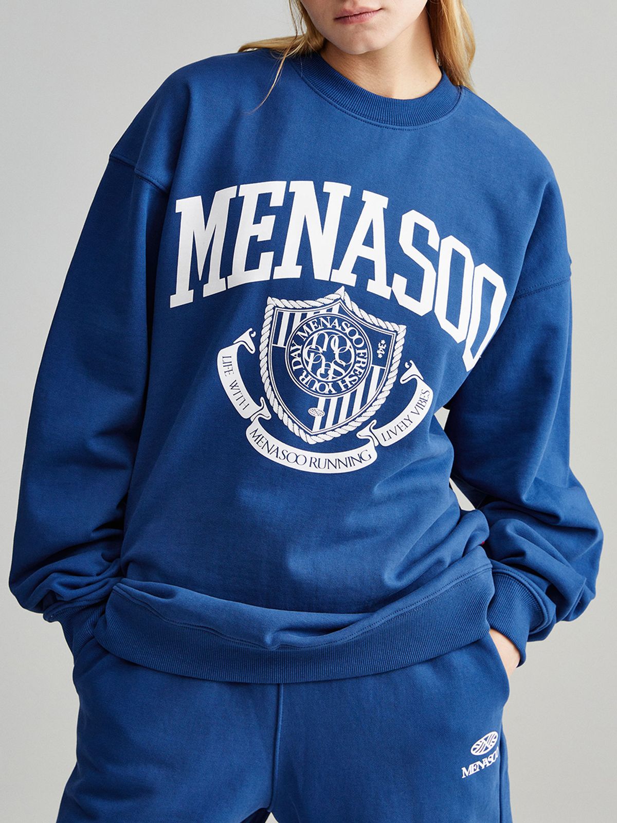 미나수(MENASOO) UNISEX CLASSIC EMBLEM SWEATSHIRT_NAVY
