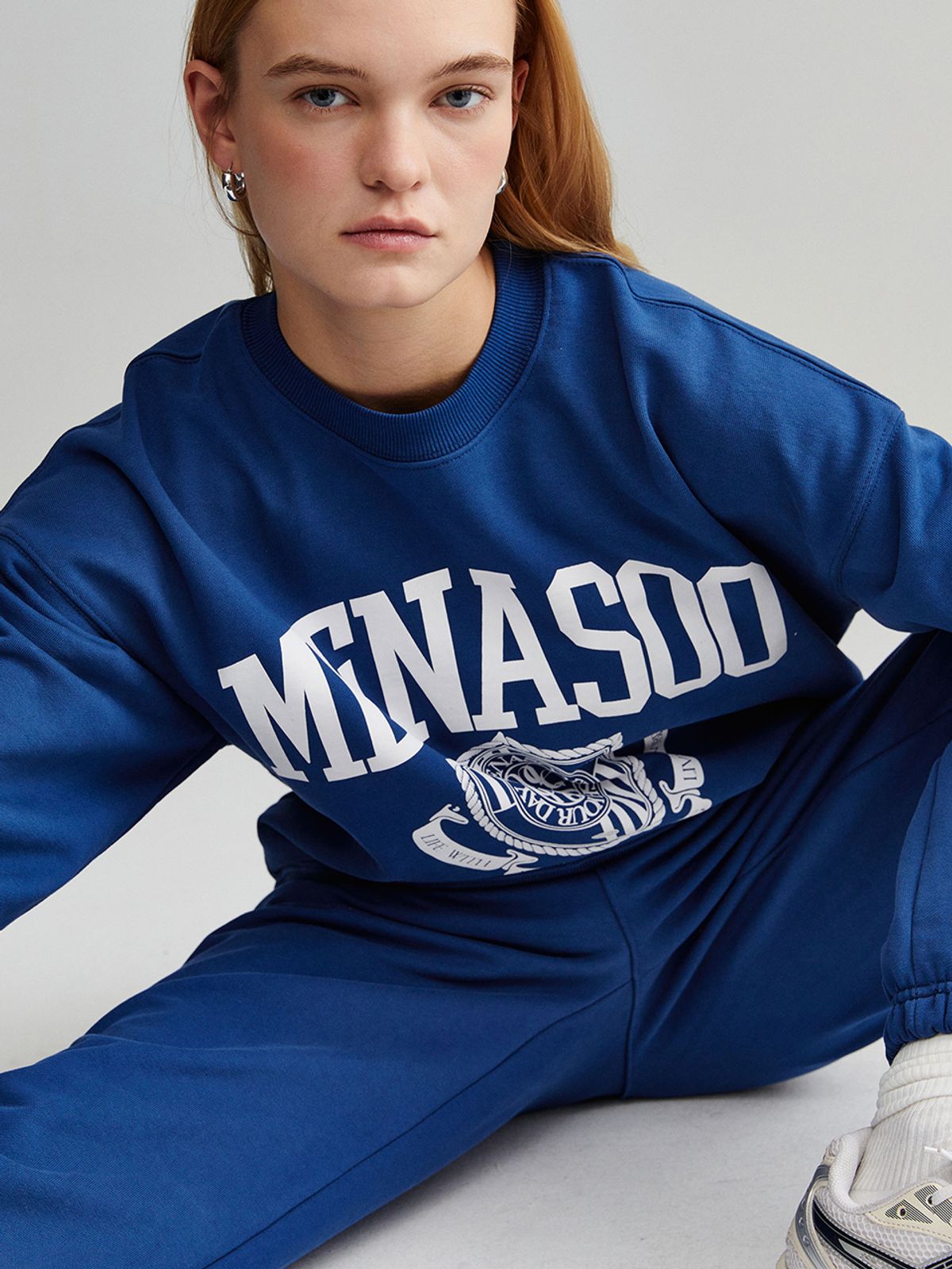 미나수(MENASOO) UNISEX CLASSIC EMBLEM SWEATSHIRT_NAVY