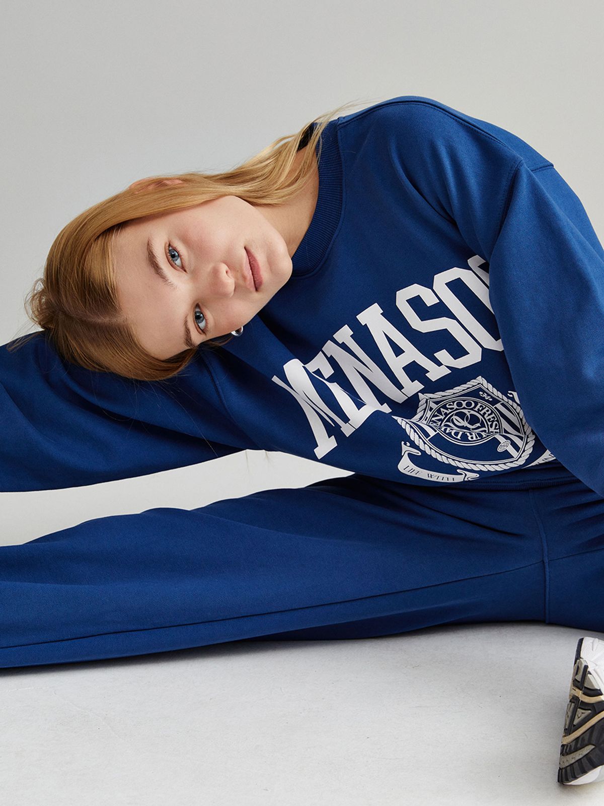 미나수(MENASOO) UNISEX CLASSIC EMBLEM SWEATSHIRT_NAVY