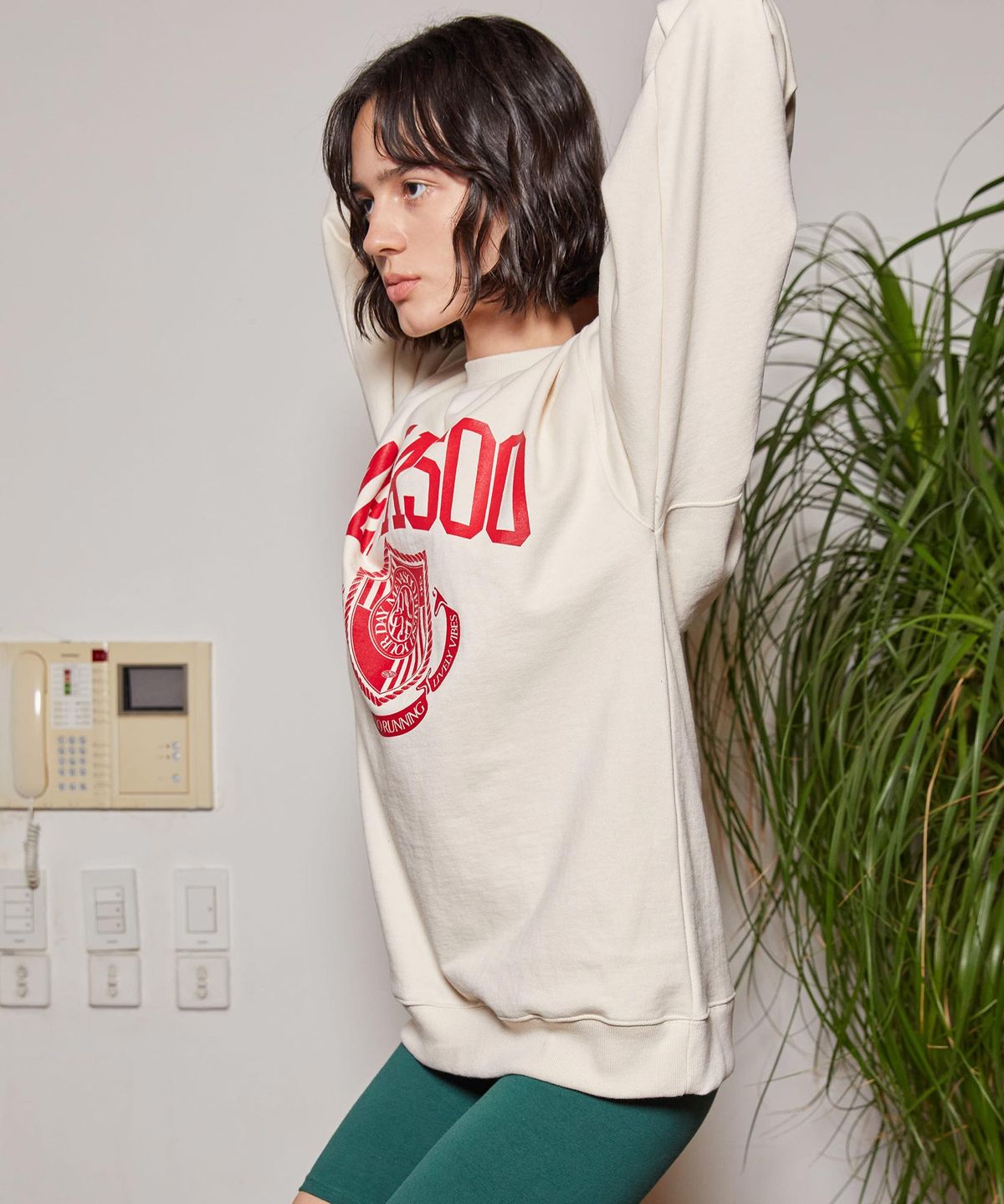 미나수(MENASOO) UNISEX CLASSIC EMBLEM SWEATSHIRT_IVORY