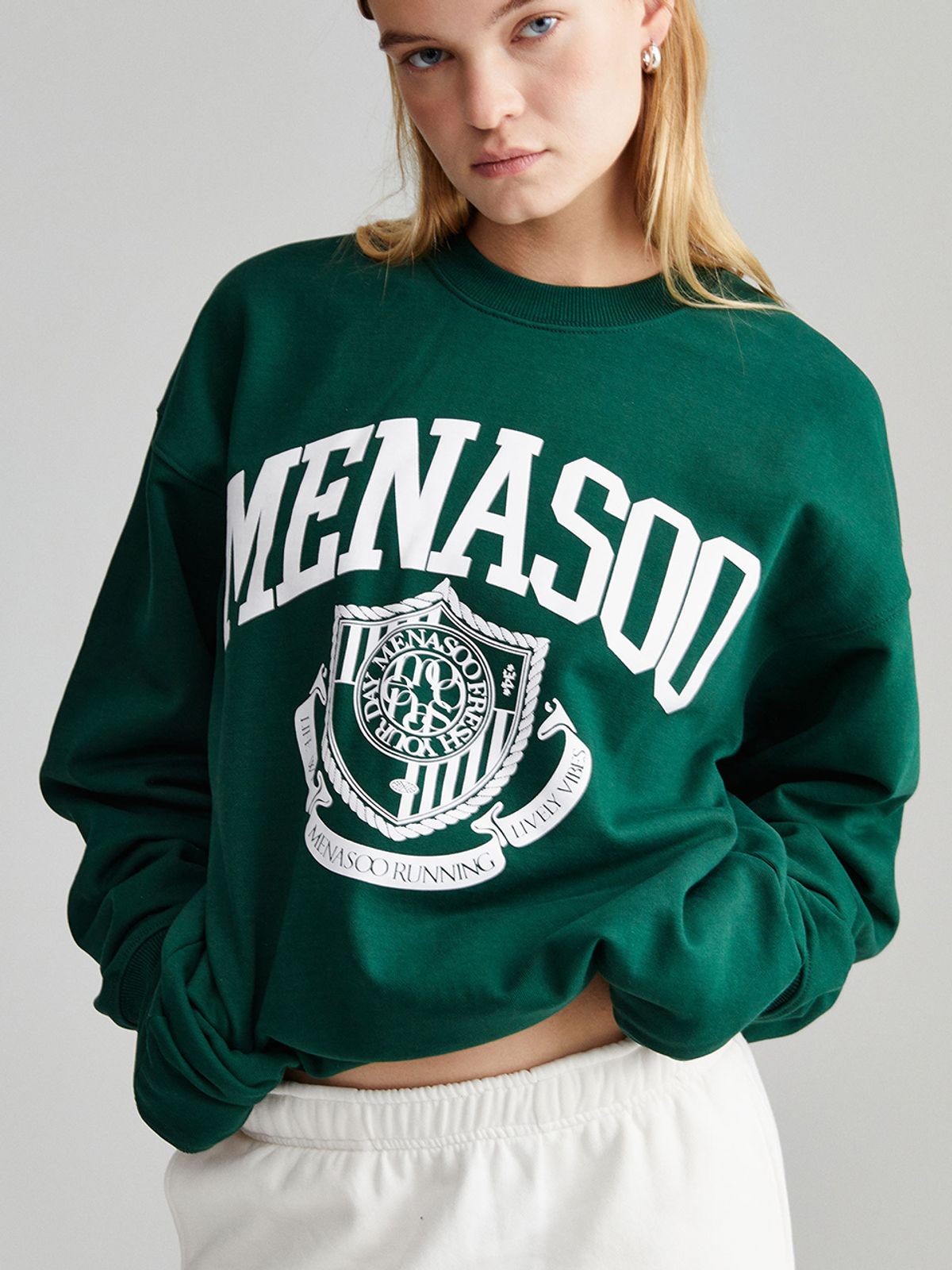 미나수(MENASOO) UNISEX CLASSIC EMBLEM SWEATSHIRT_GREEN