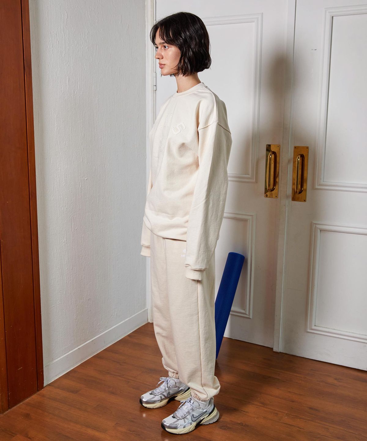 미나수(MENASOO) UNISEX MNS34 APPLIQUE SWEATSHIRT_IVORY