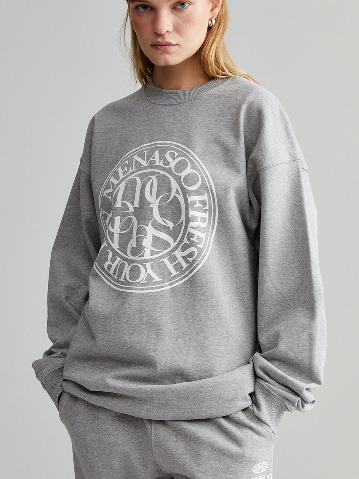 미나수(MENASOO) UNISEX_CIRCLE LOGO SWEATSHIRT_GRAY