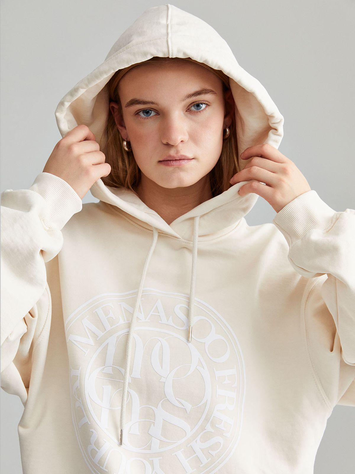 미나수(MENASOO) UNISEX CIRCLE LOGO HOODIE_IVORY