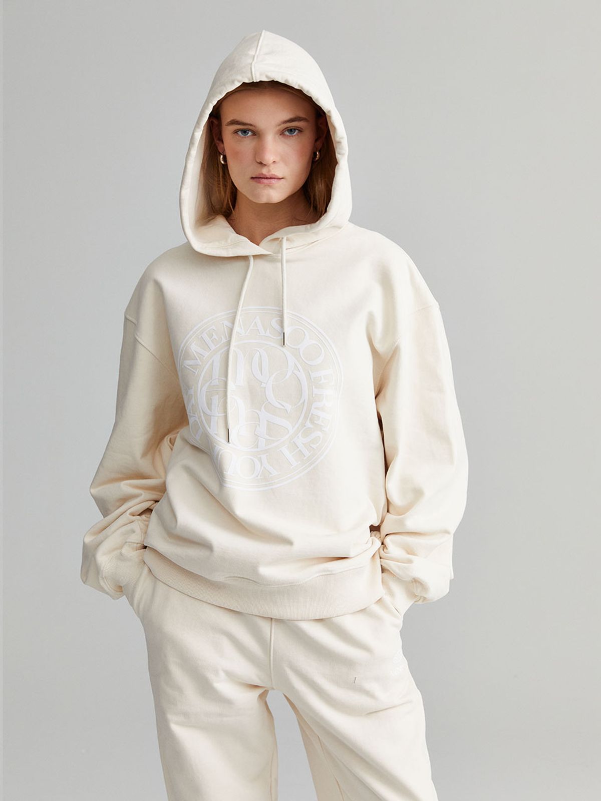 미나수(MENASOO) UNISEX CIRCLE LOGO HOODIE_IVORY