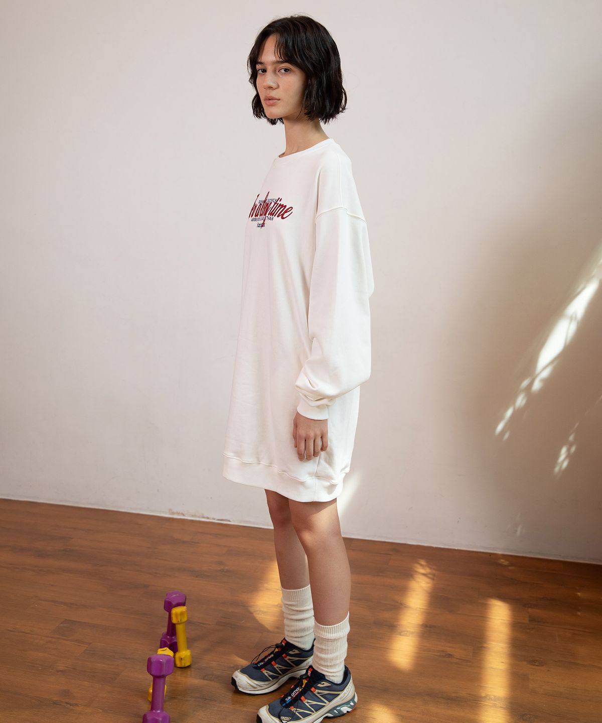 미나수(MENASOO) WOMEN SLOGAN LOOSE-FIT DRESS_IVORY